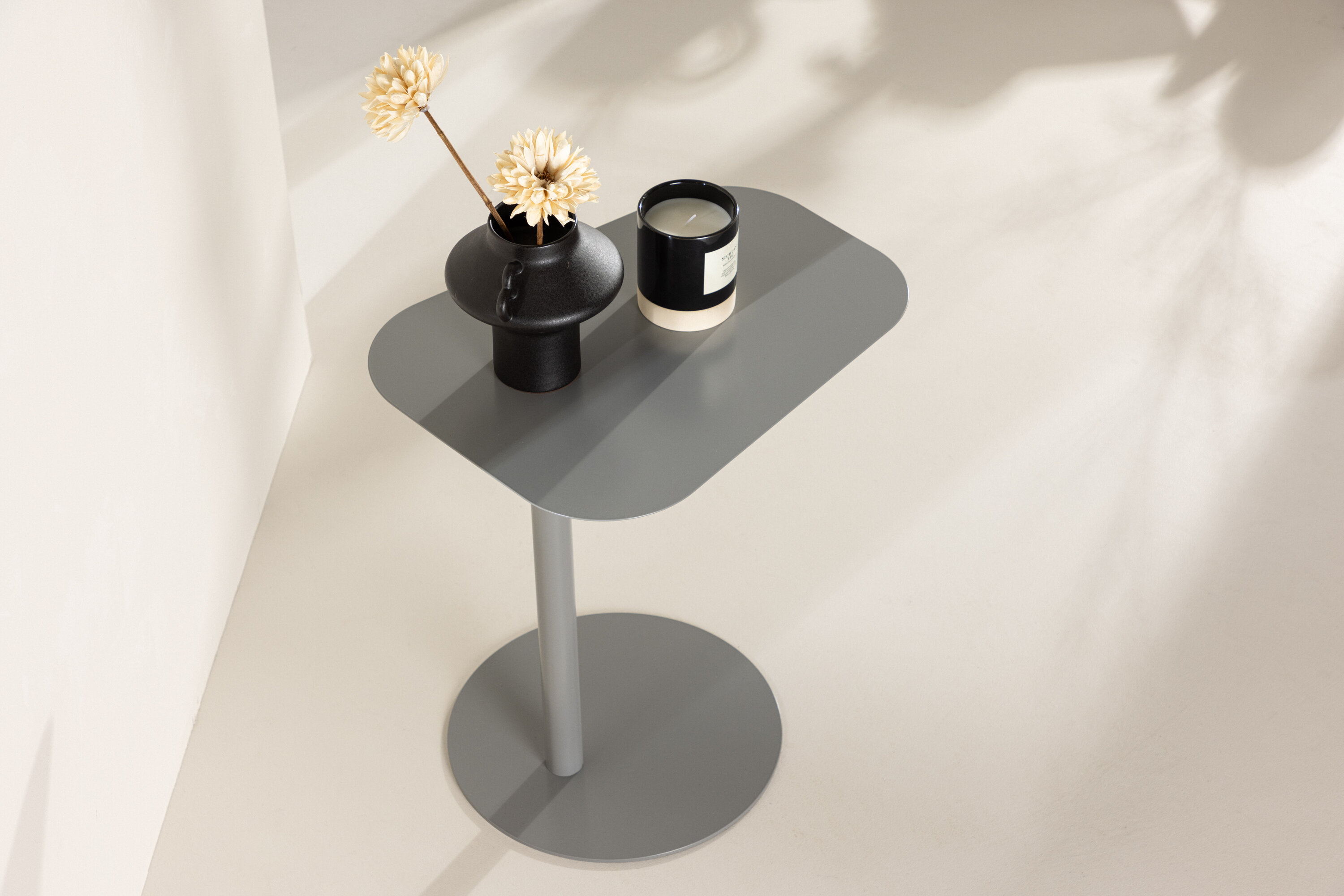 San Jose table d'appoint gris clair 50 x 38 cm en situation dans une pièce décorée