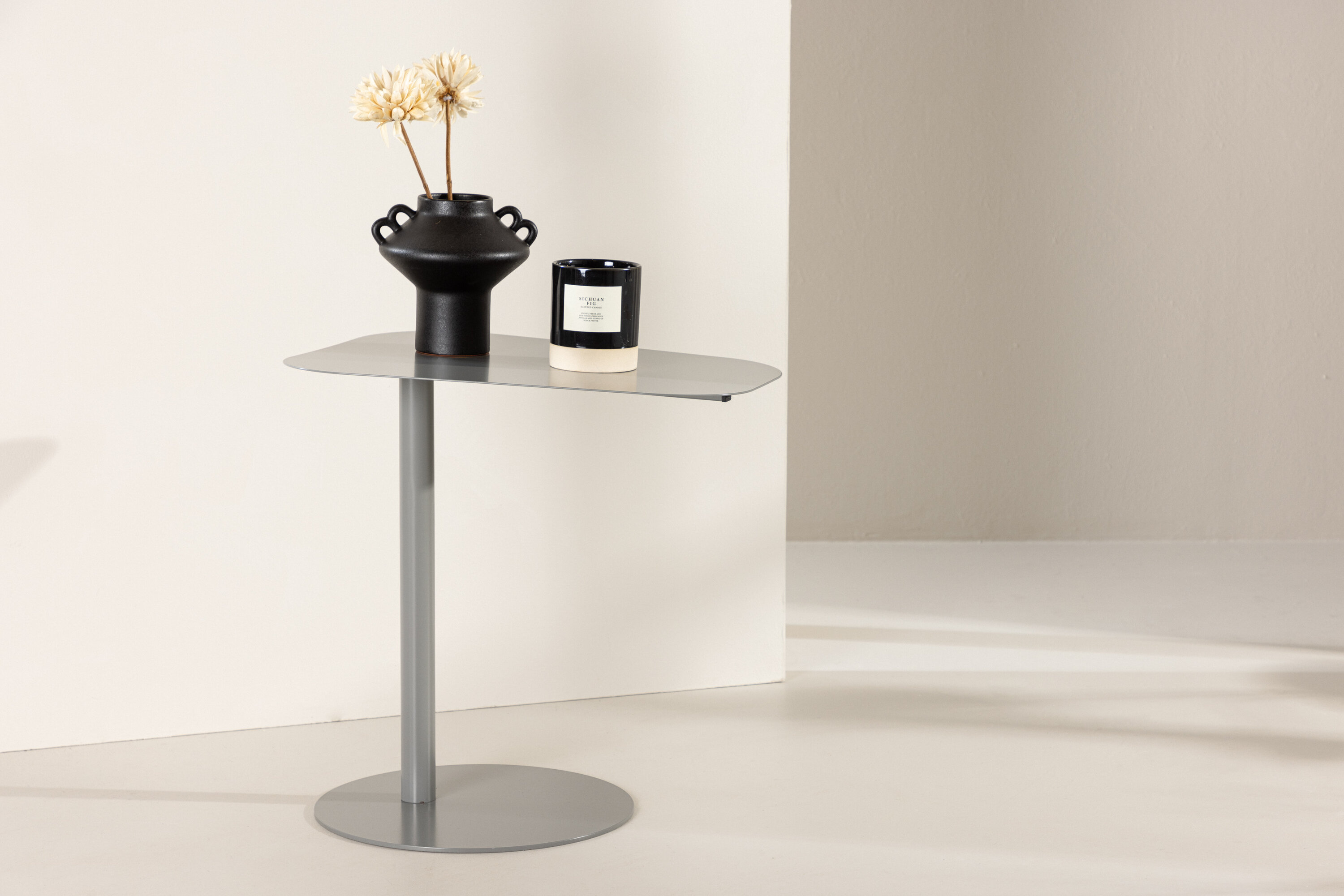 San Jose table d'appoint gris clair 50 x 38 cm en situation dans une pièce décorée