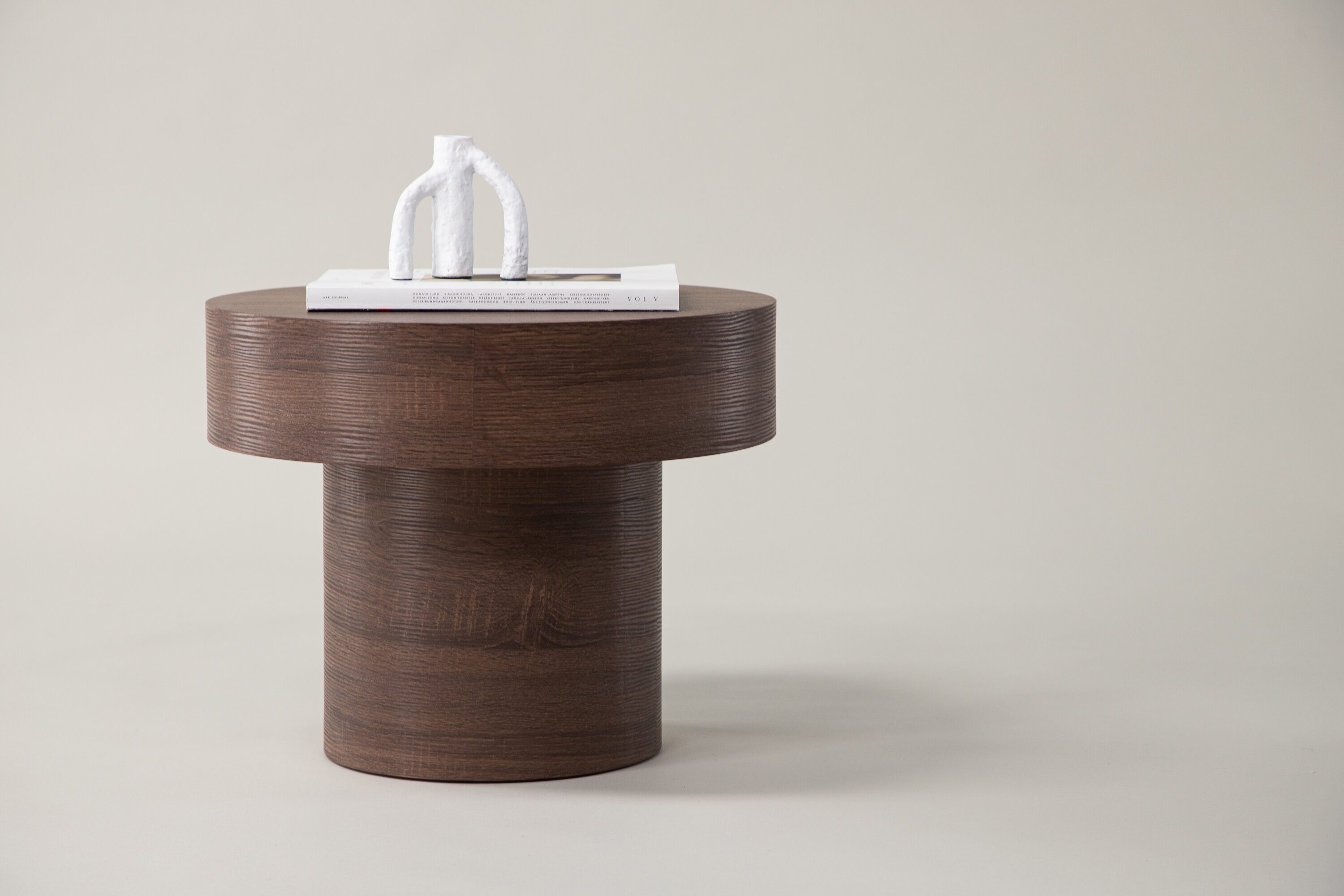 Malung table d'appoint marron ⌀50 cm en situation dans une pièce décorée