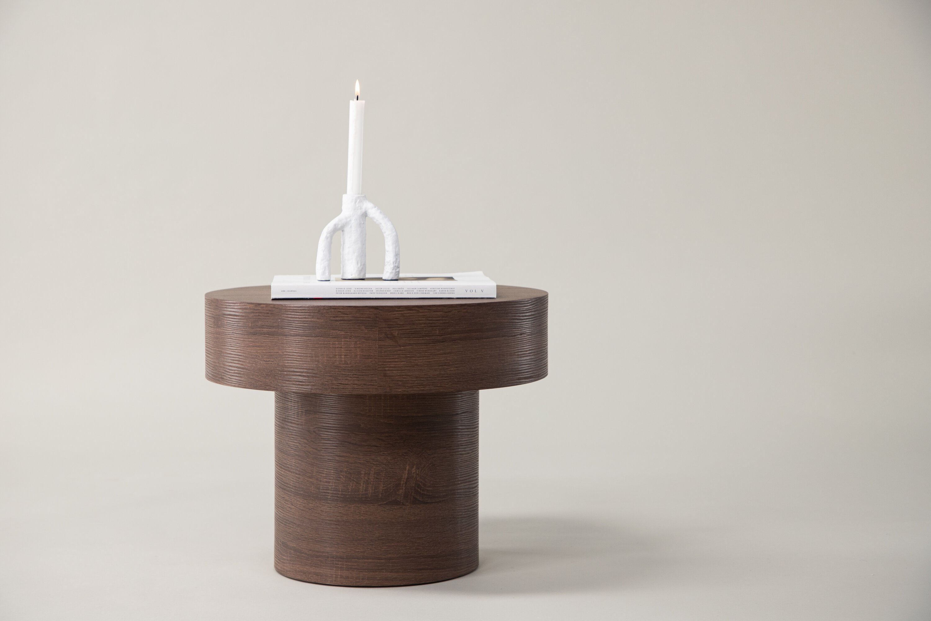 Malung table d'appoint marron ⌀50 cm en situation dans une pièce décorée
