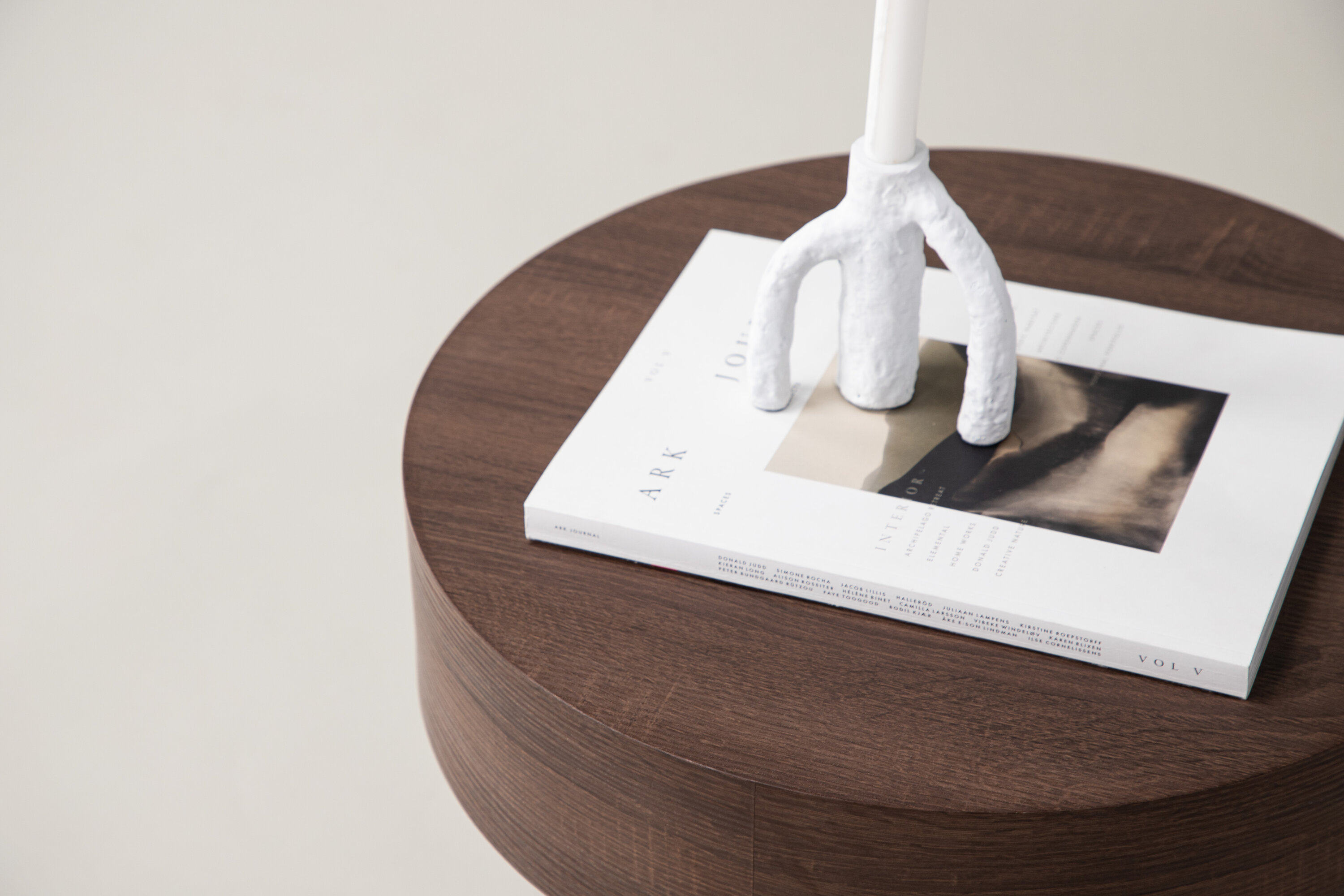 Malung table d'appoint marron ⌀50 cm en situation dans une pièce décorée
