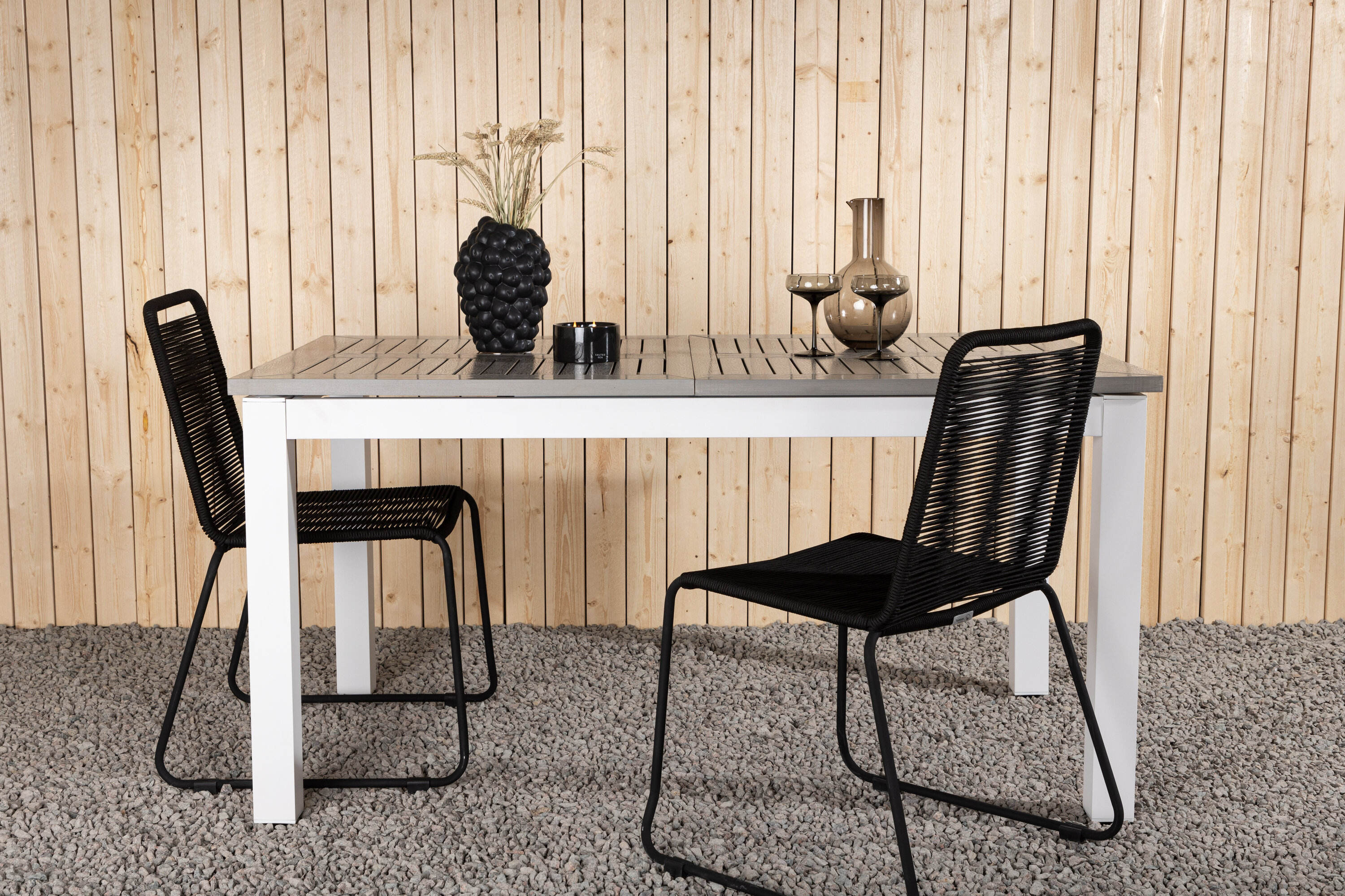 Albany table à manger rectangulaire gris, blanc 152 x 90 cm en situation dans une pièce décorée