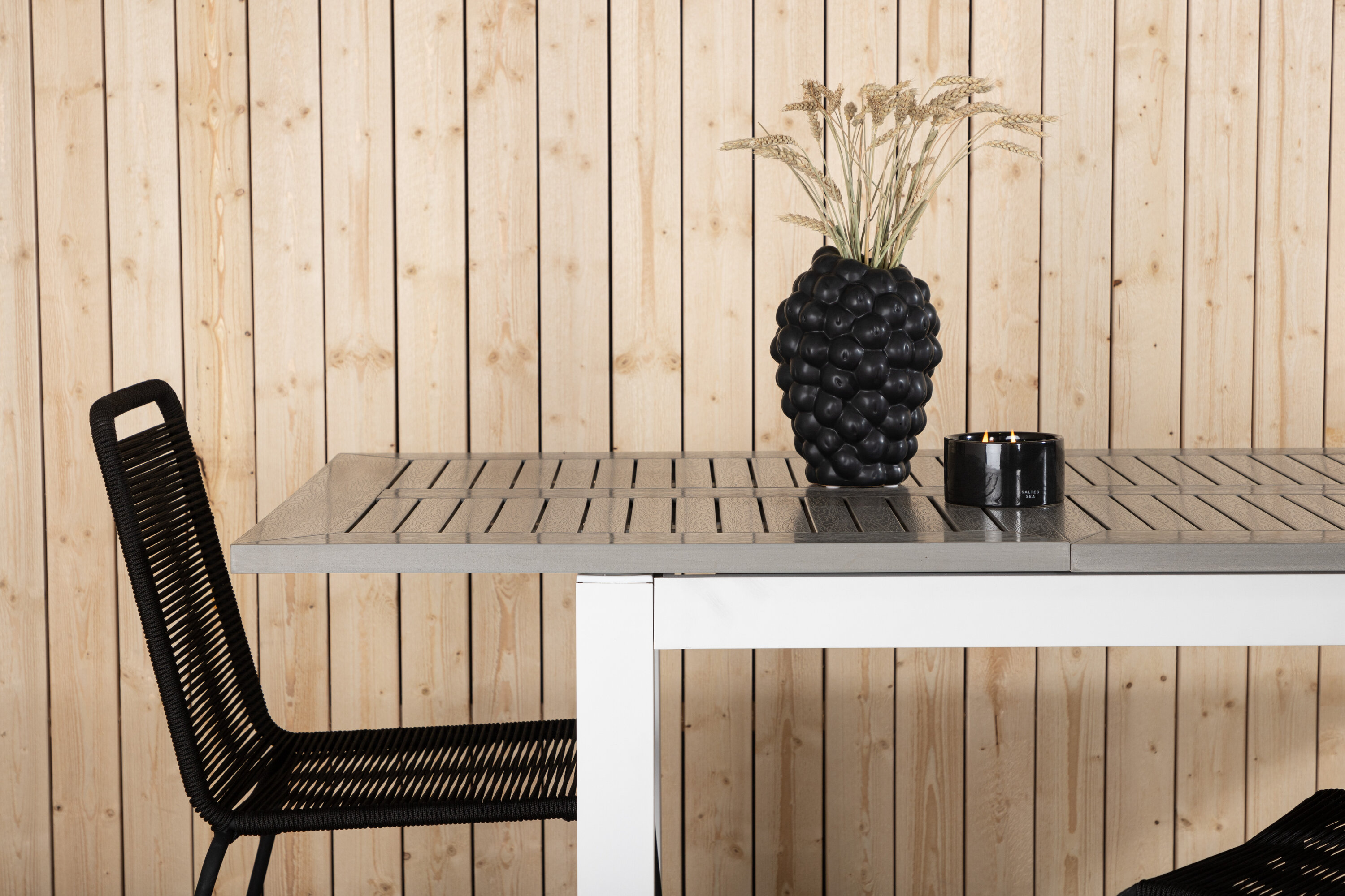 Albany table à manger rectangulaire gris, blanc 152 x 90 cm en situation dans une pièce décorée