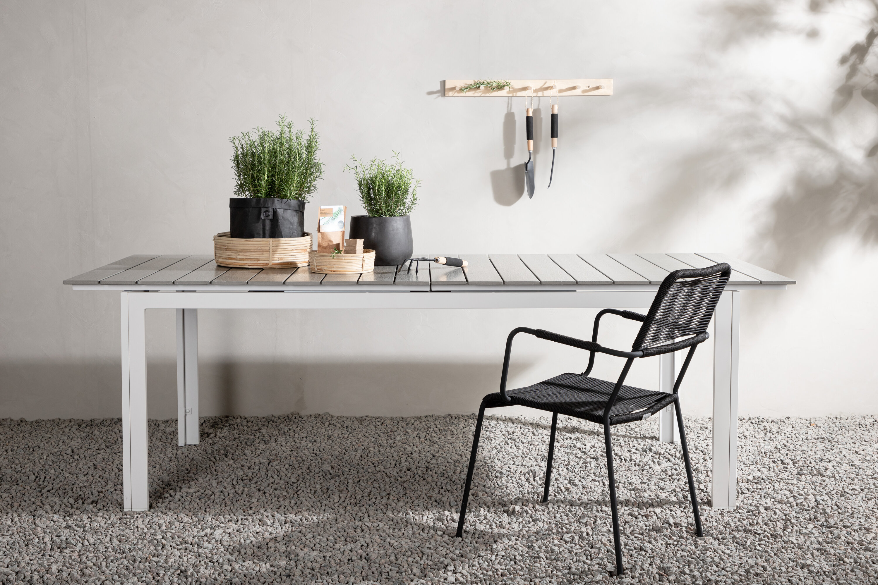 Levels table à manger rectangulaire gris, blanc 229 x 100 cm en situation dans une pièce décorée