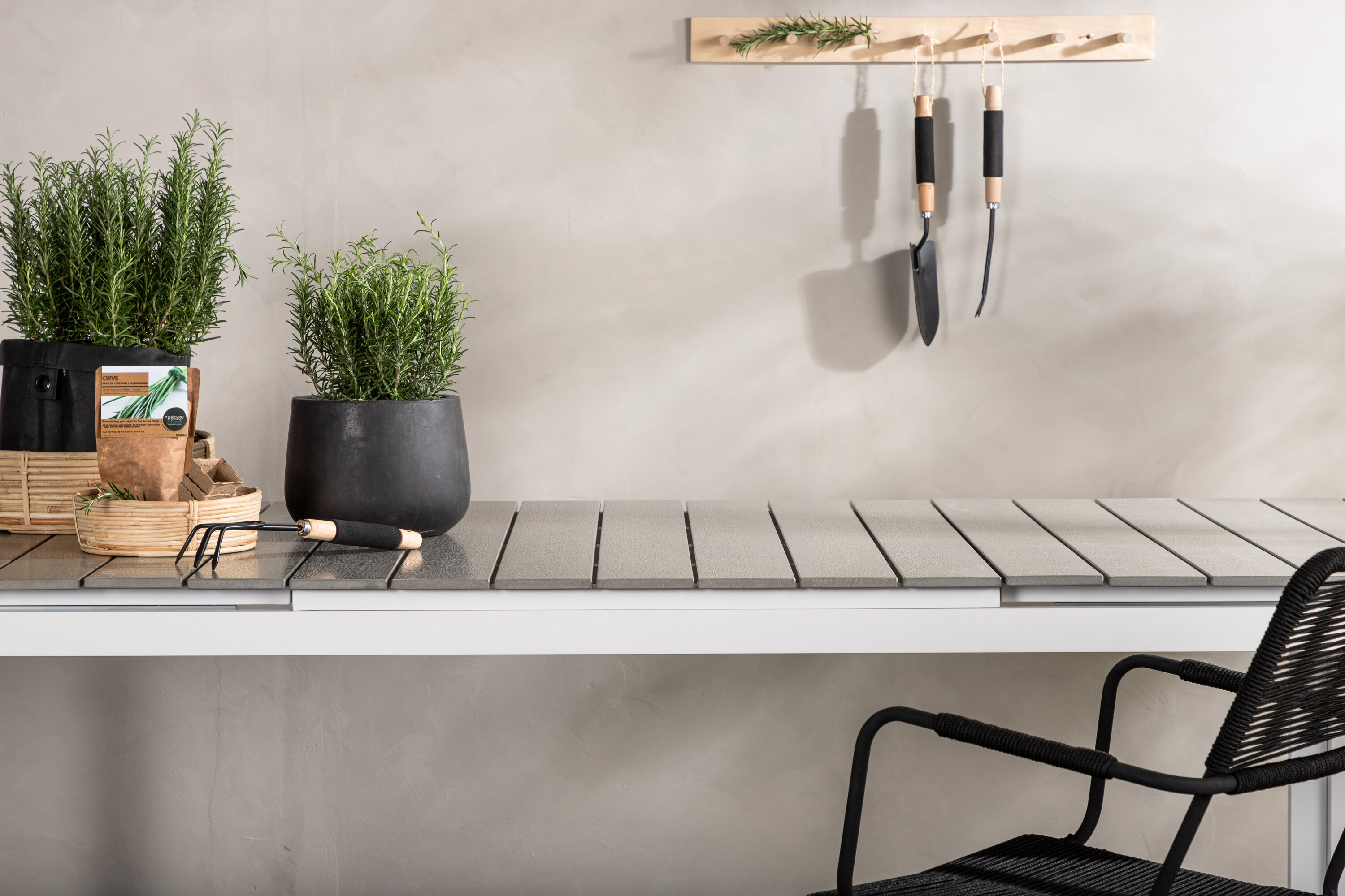 Levels table à manger rectangulaire gris, blanc 229 x 100 cm en situation dans une pièce décorée