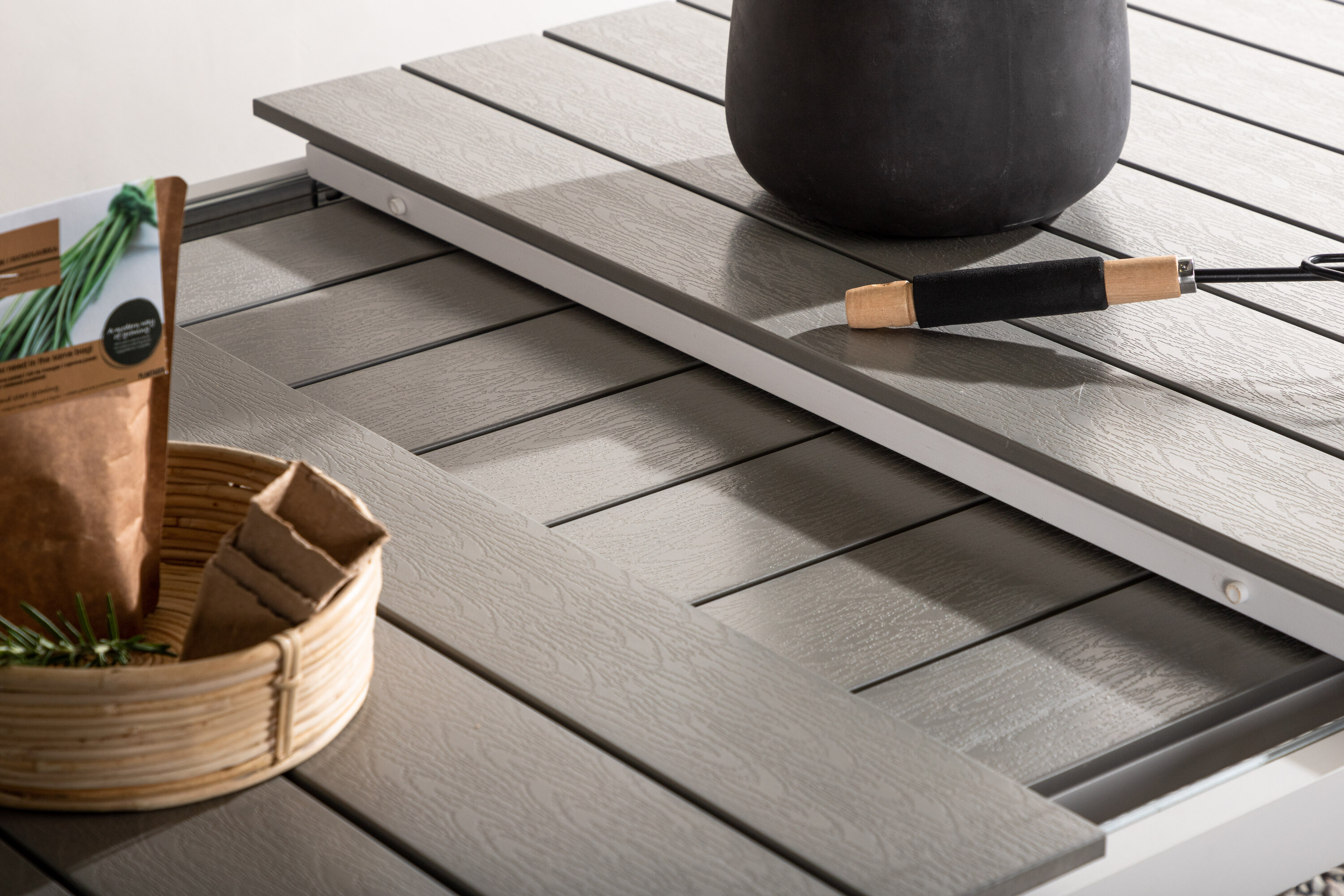 Levels table à manger rectangulaire gris, blanc 229 x 100 cm en situation dans une pièce décorée