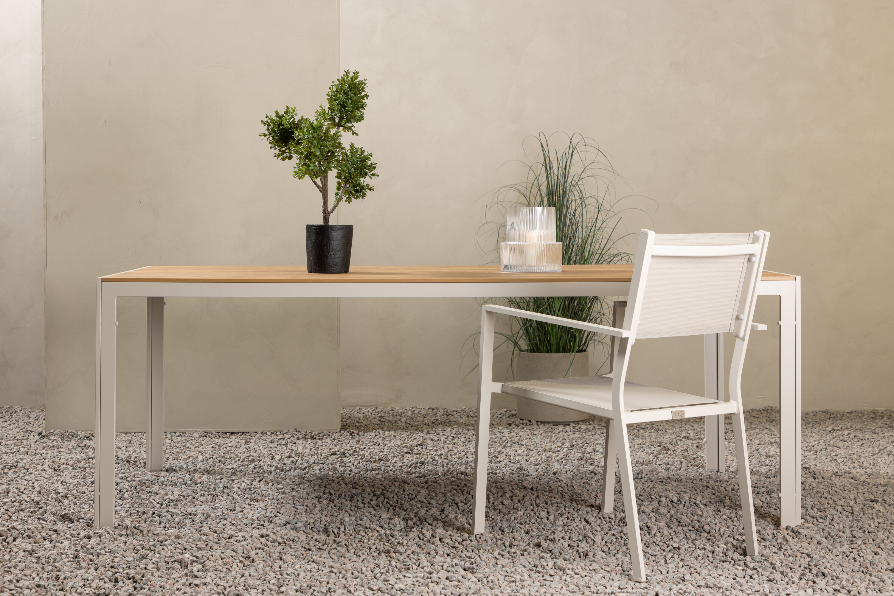 Break table à manger rectangulaire beige 205 x 90 cm en situation dans une pièce décorée