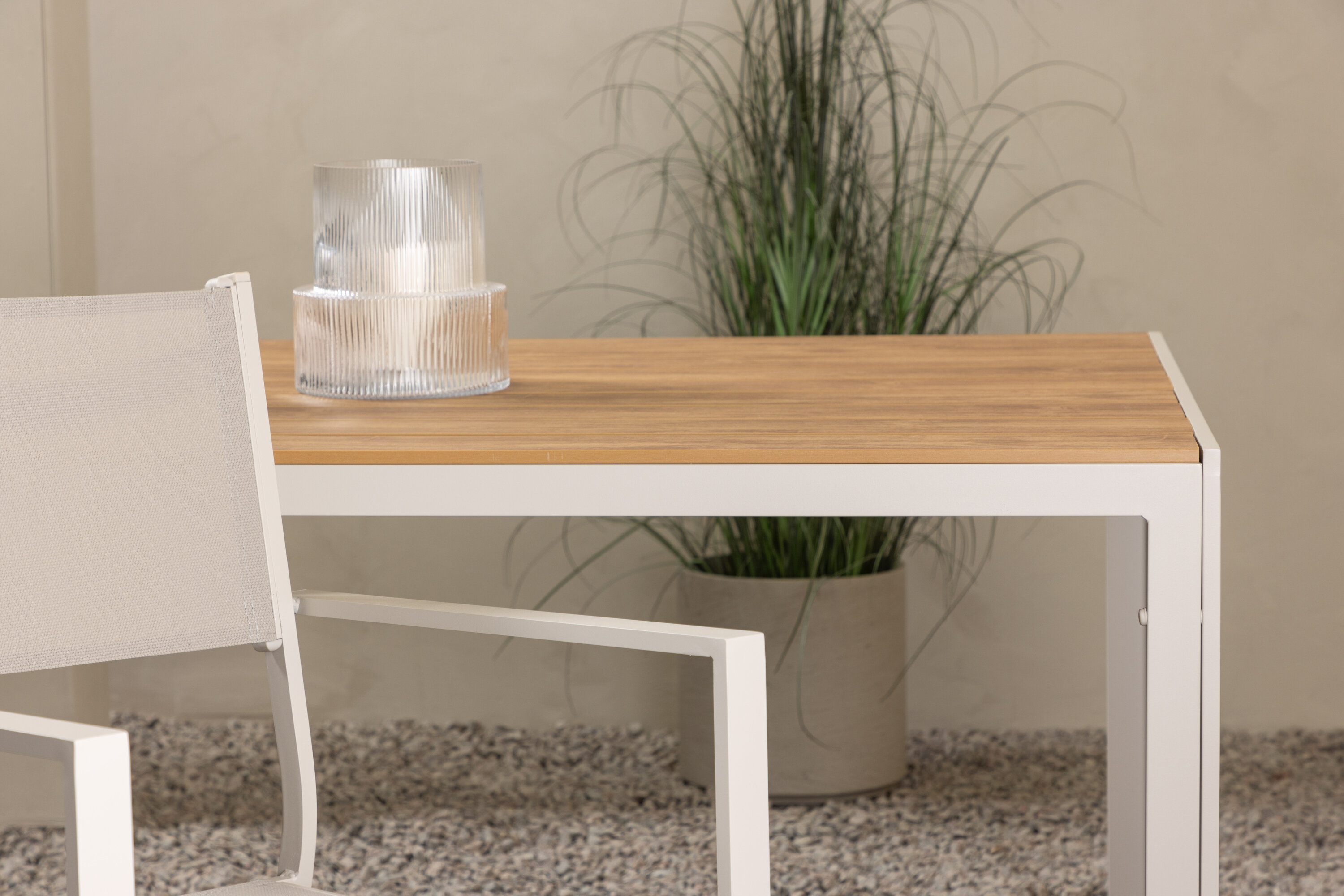 Break table à manger rectangulaire beige 205 x 90 cm en situation dans une pièce décorée