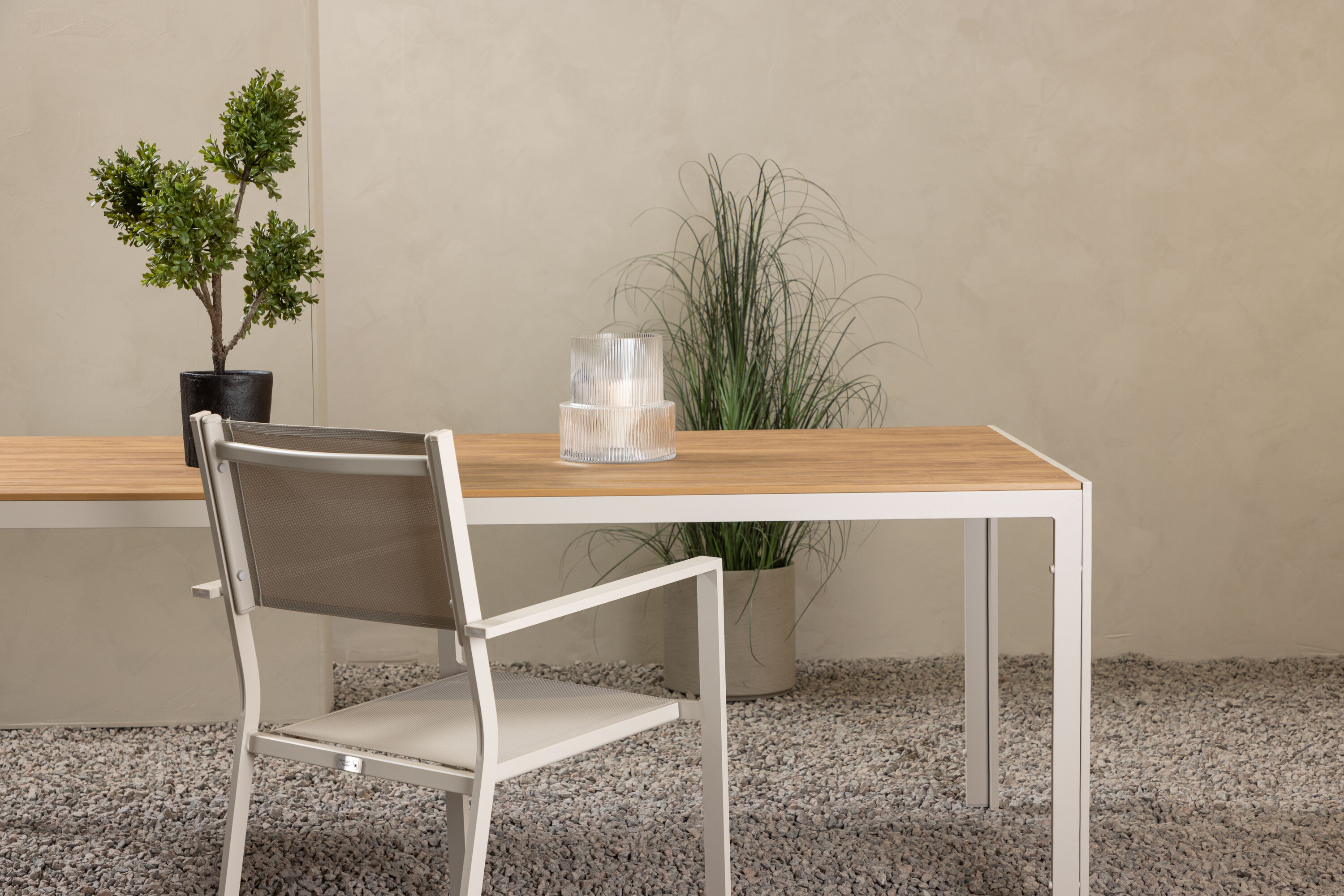 Break table à manger rectangulaire beige 205 x 90 cm en situation dans une pièce décorée