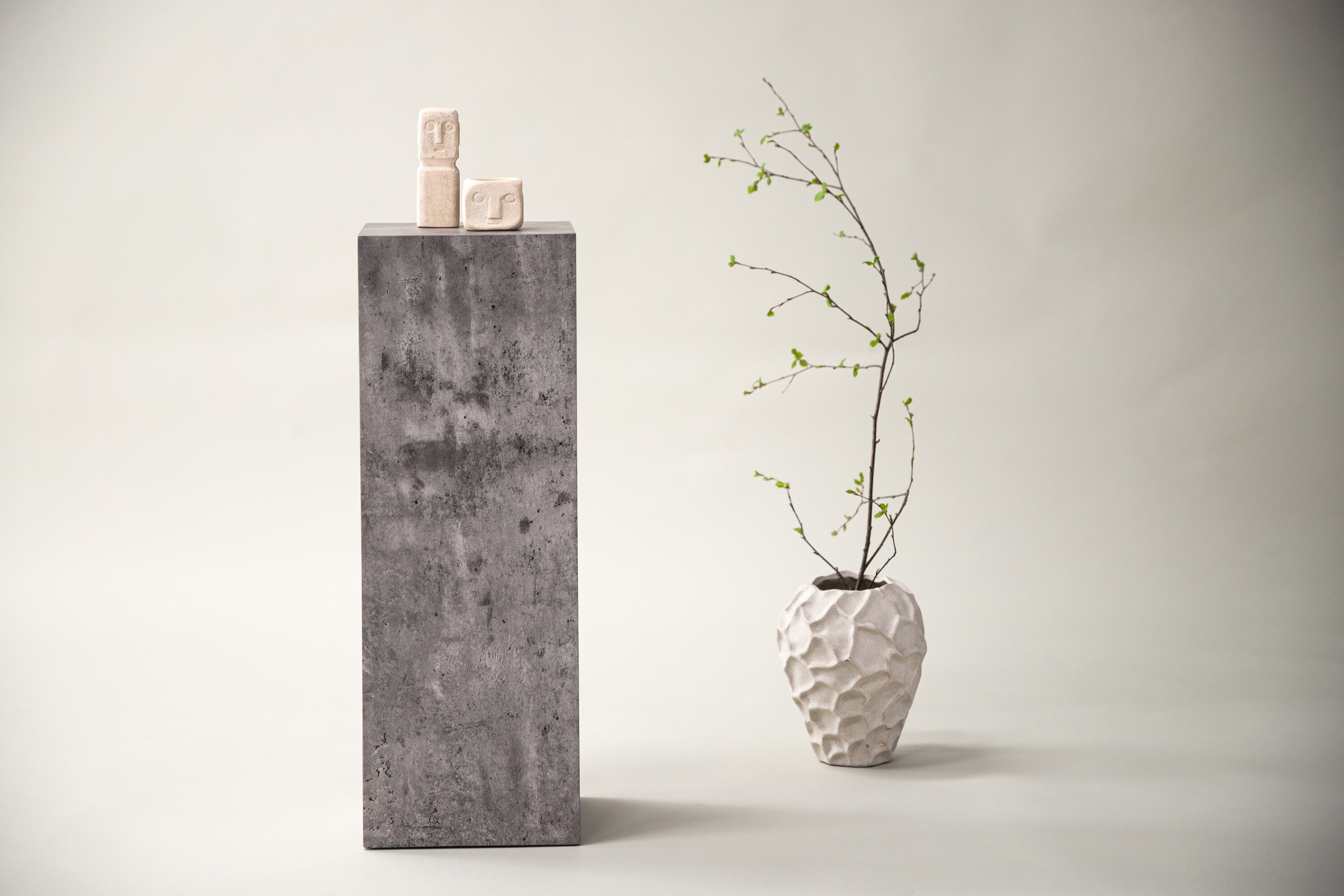 Ramsvik table d'appoint gris 23 x 23 cm en situation dans une pièce décorée