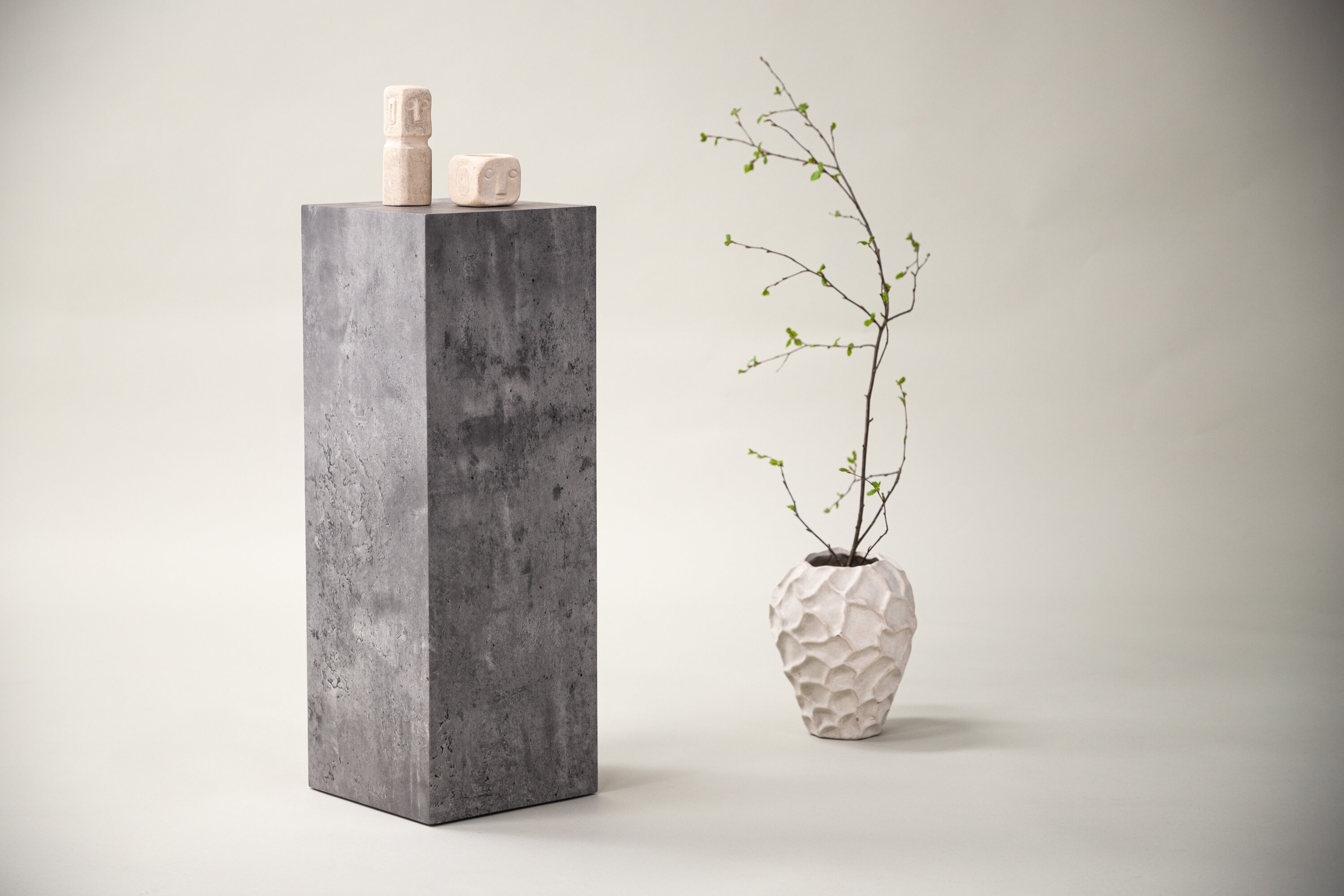 Ramsvik table d'appoint gris 23 x 23 cm en situation dans une pièce décorée