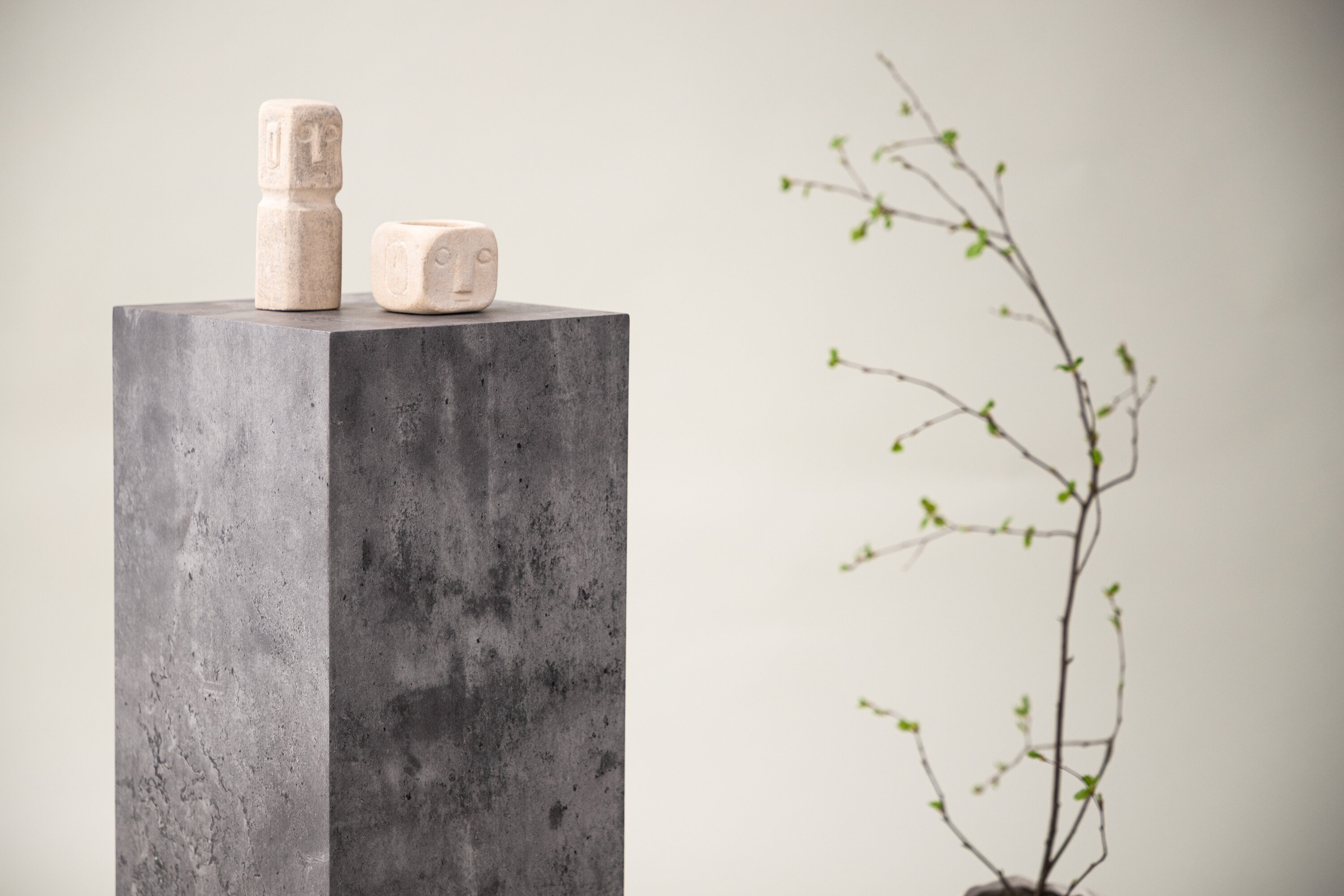 Ramsvik table d'appoint gris 23 x 23 cm en situation dans une pièce décorée