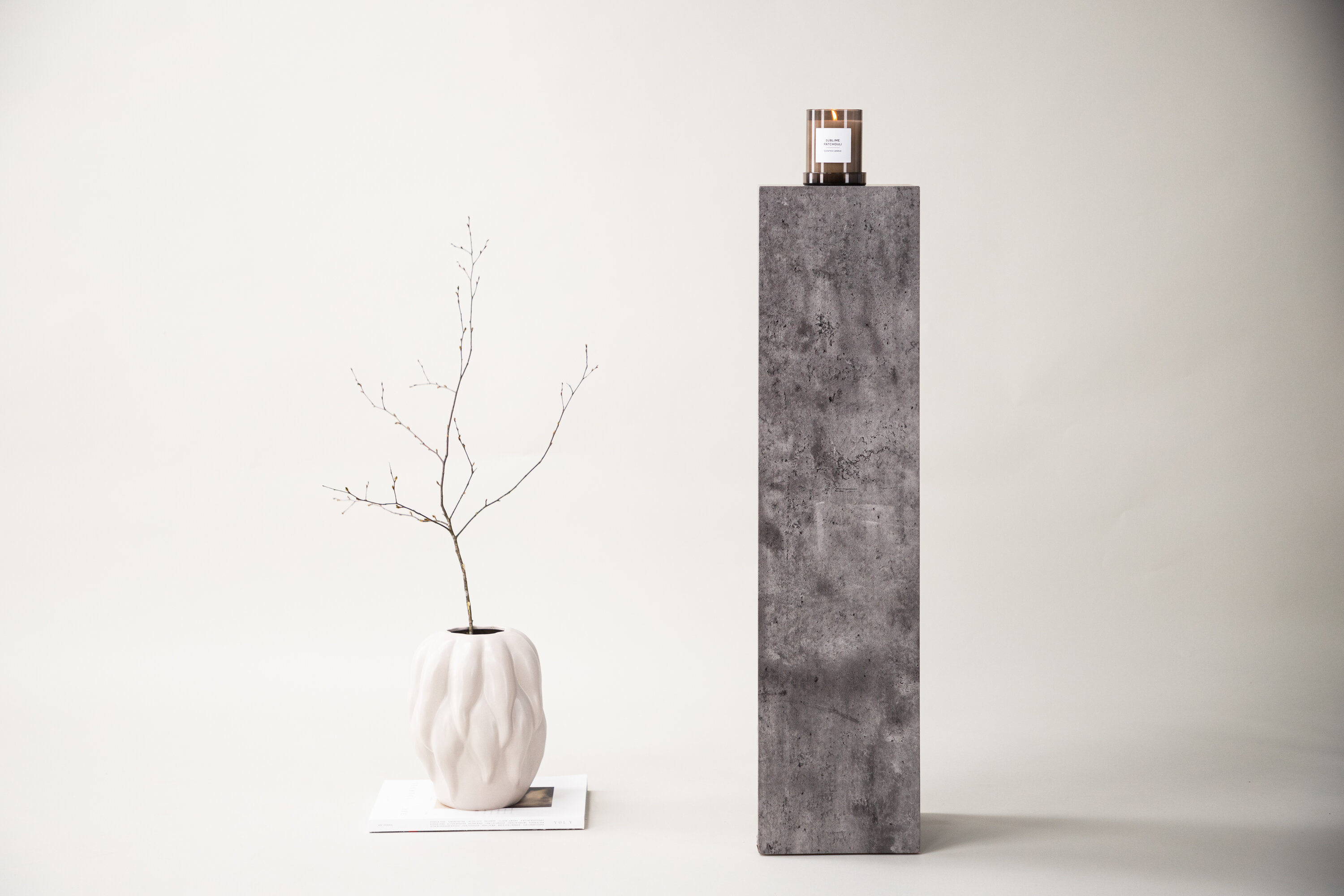 Ramsvik table d'appoint gris 23 x 23 cm en situation dans une pièce décorée