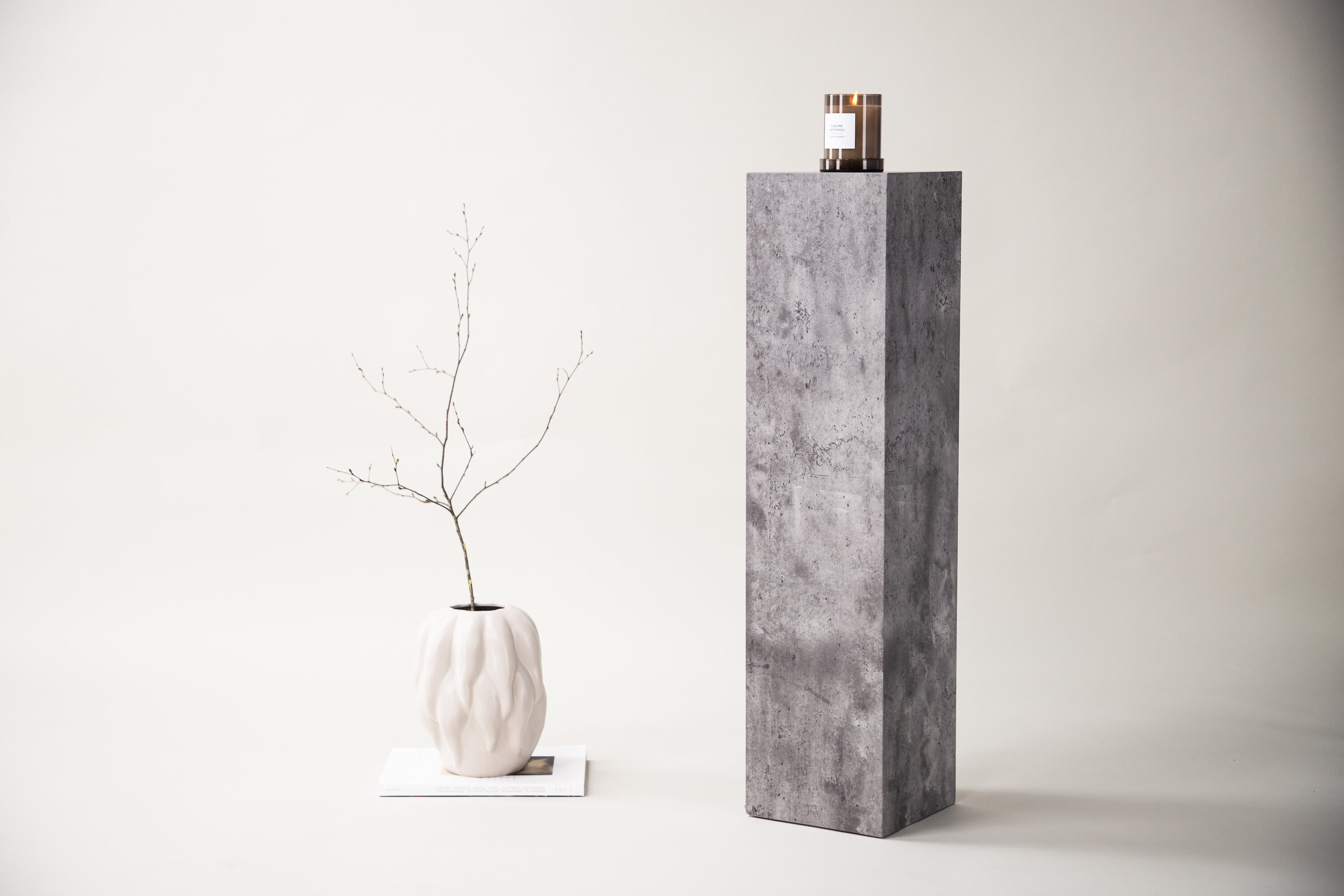 Ramsvik table d'appoint gris 23 x 23 cm en situation dans une pièce décorée