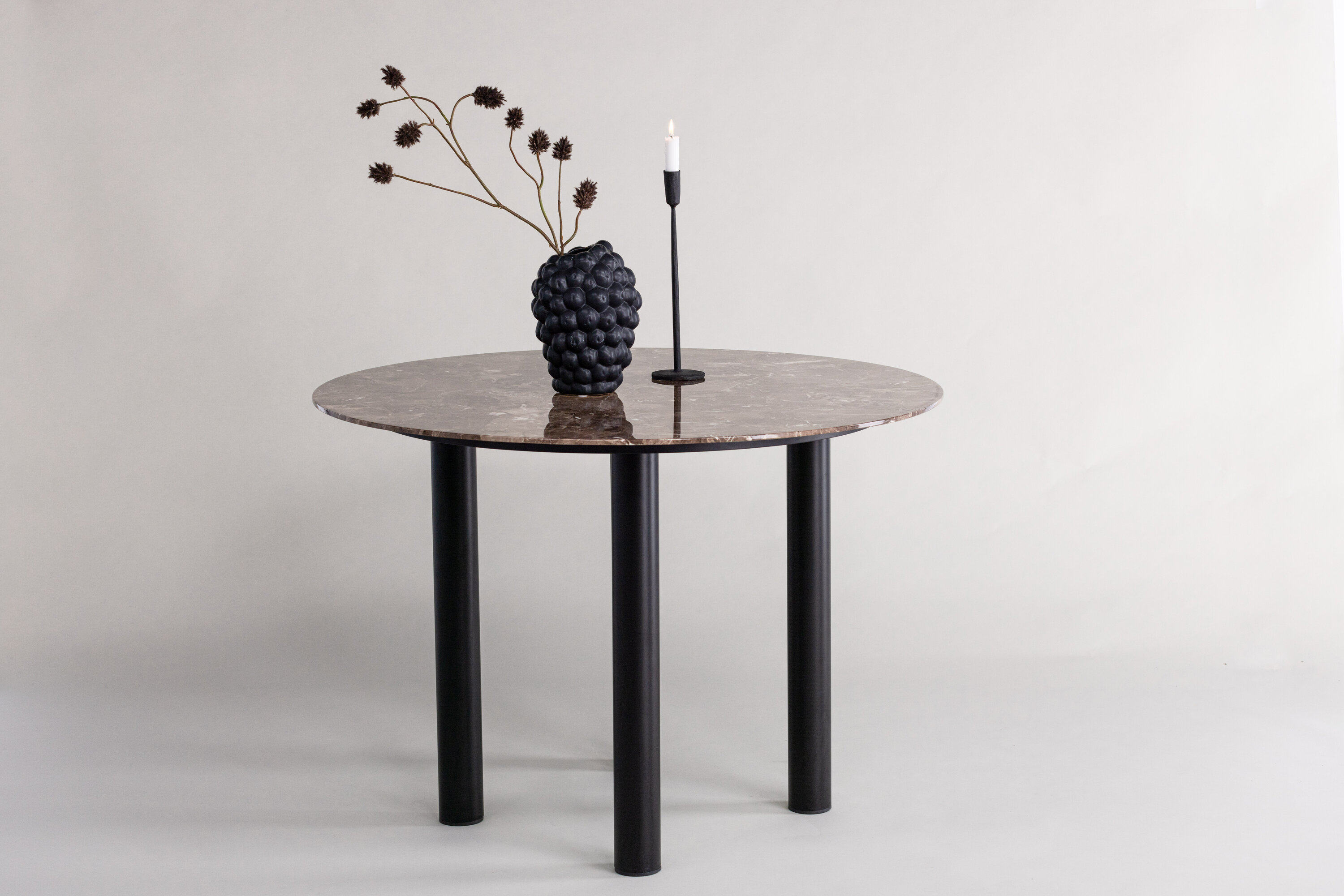 Havsten table à manger ronde noir, marron ⌀106 cm en situation dans une pièce décorée