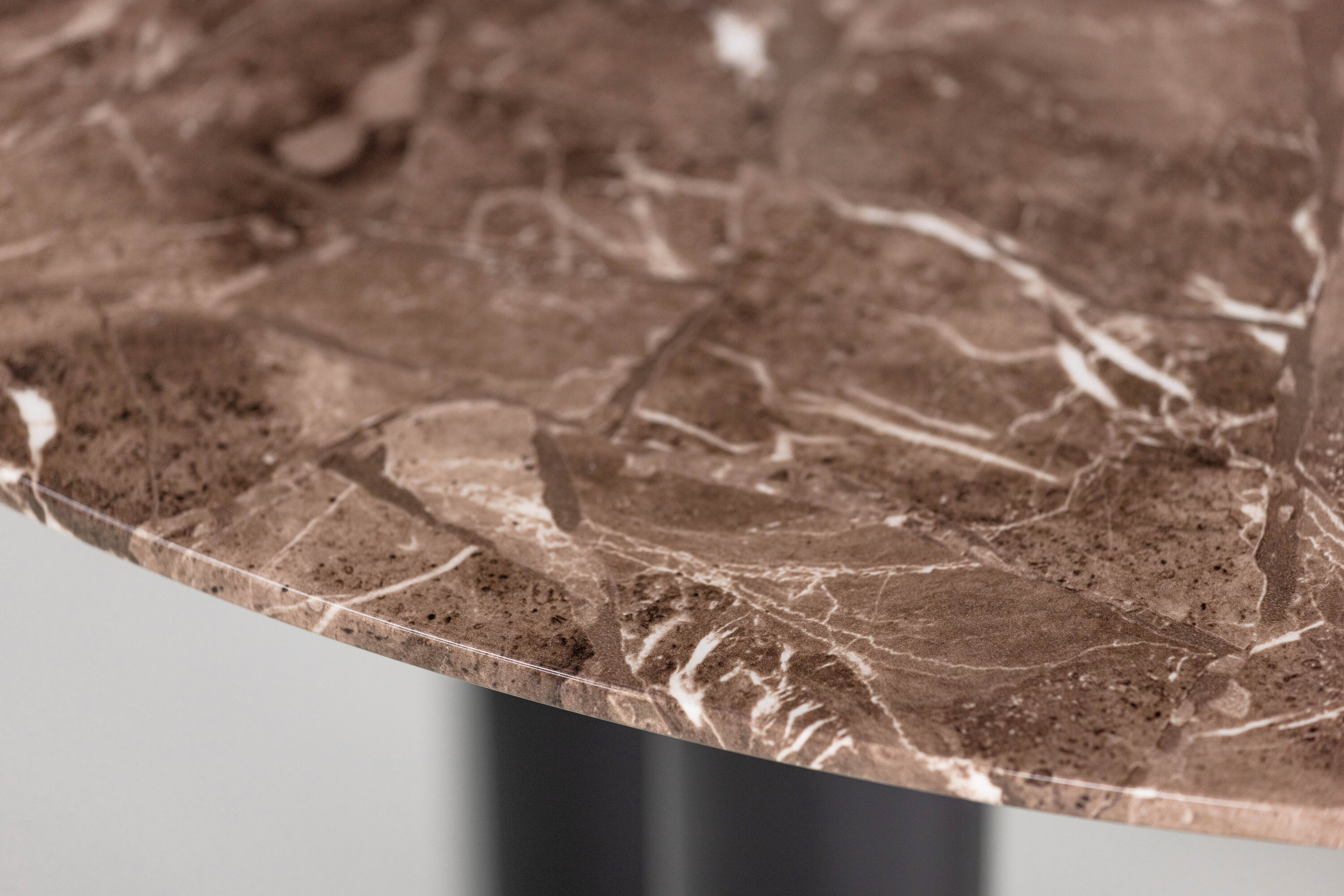 Havsten table à manger ronde noir, marron ⌀106 cm en situation dans une pièce décorée