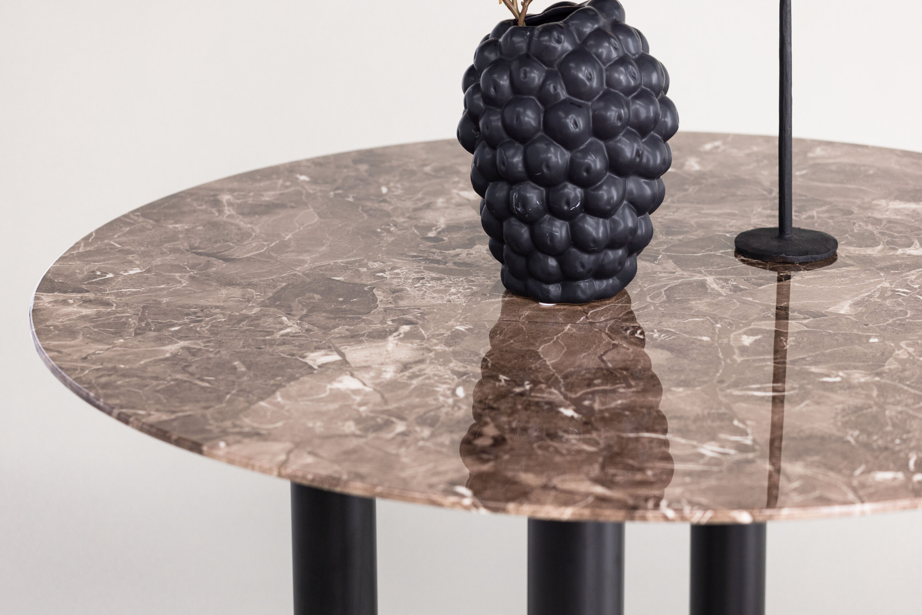 Havsten table à manger ronde noir, marron ⌀106 cm en situation dans une pièce décorée