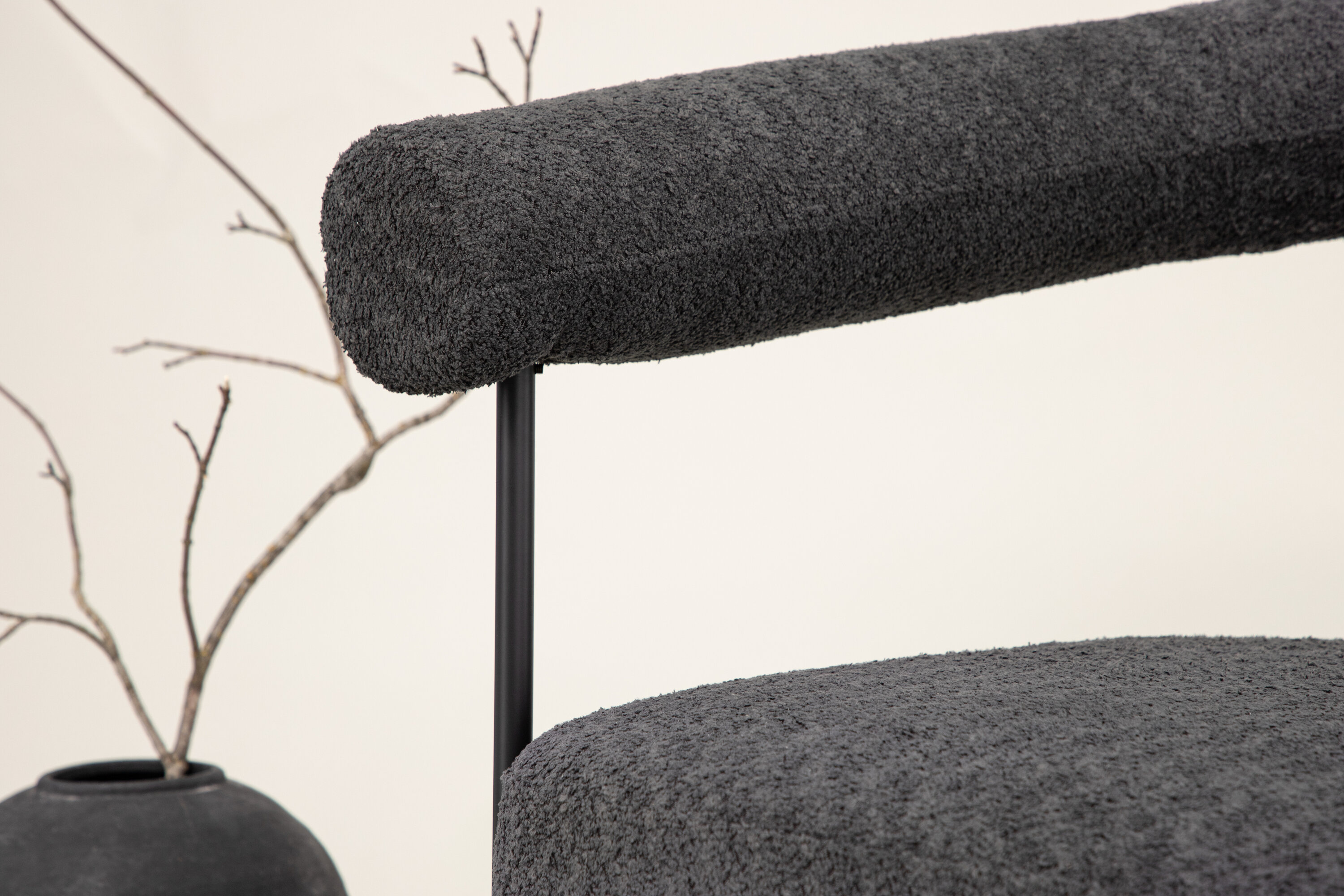 Hökåsen x Josefin Lustig fauteuil noir, gris foncé 81 x 76 x 88 cm en situation dans une pièce décorée