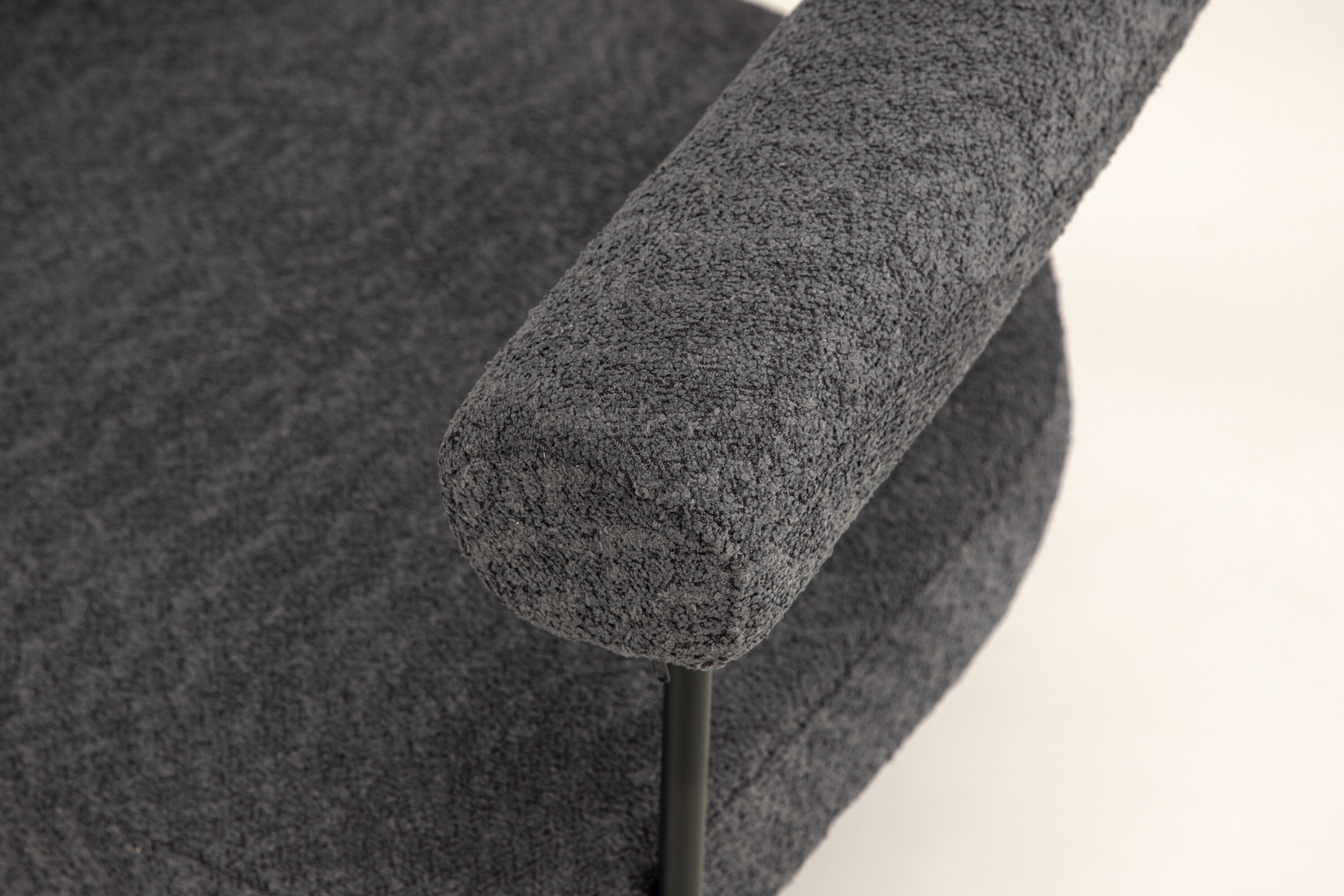 Hökåsen x Josefin Lustig fauteuil noir, gris foncé 81 x 76 x 88 cm en situation dans une pièce décorée