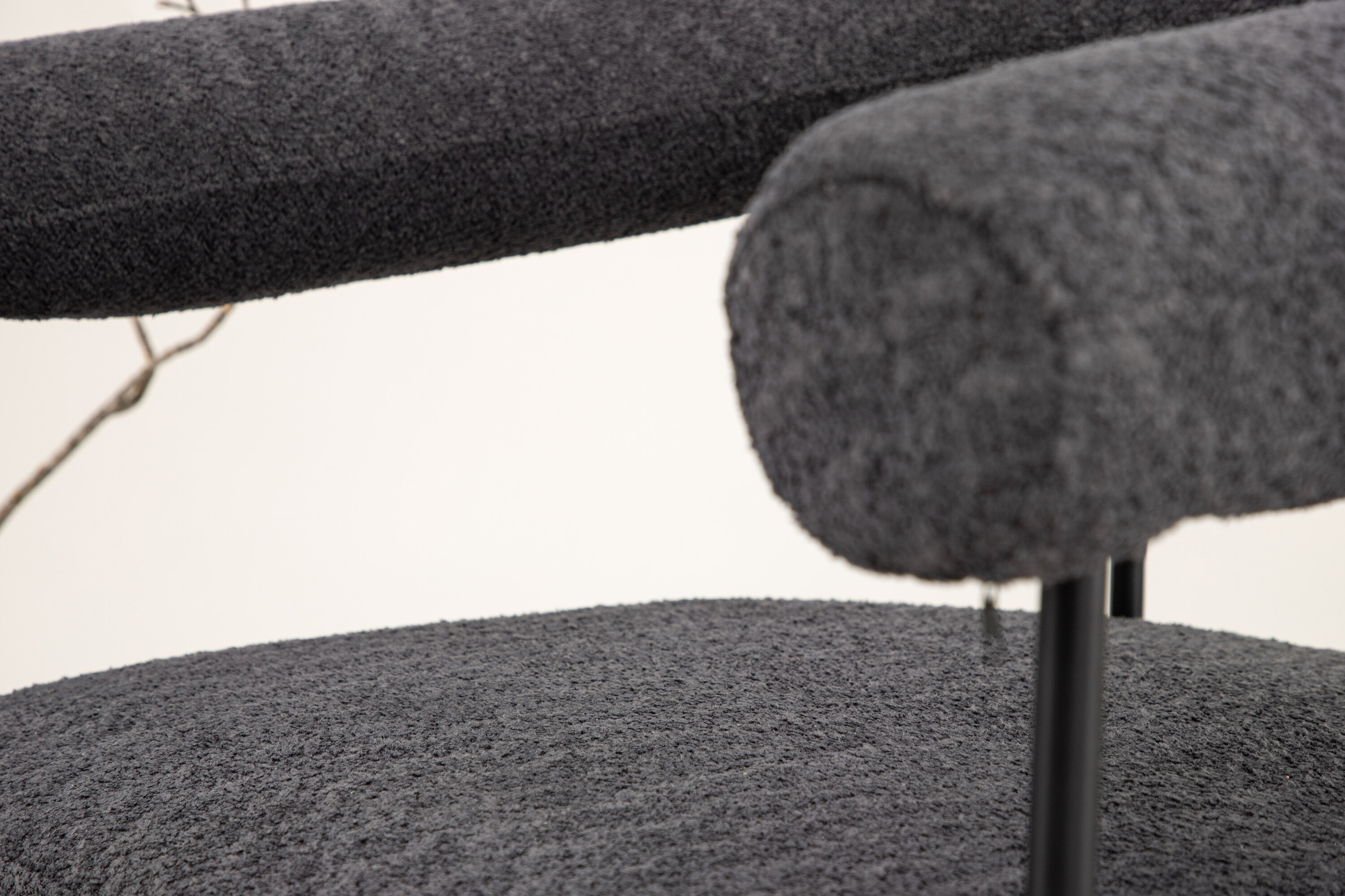 Hökåsen x Josefin Lustig fauteuil noir, gris foncé 81 x 76 x 88 cm en situation dans une pièce décorée