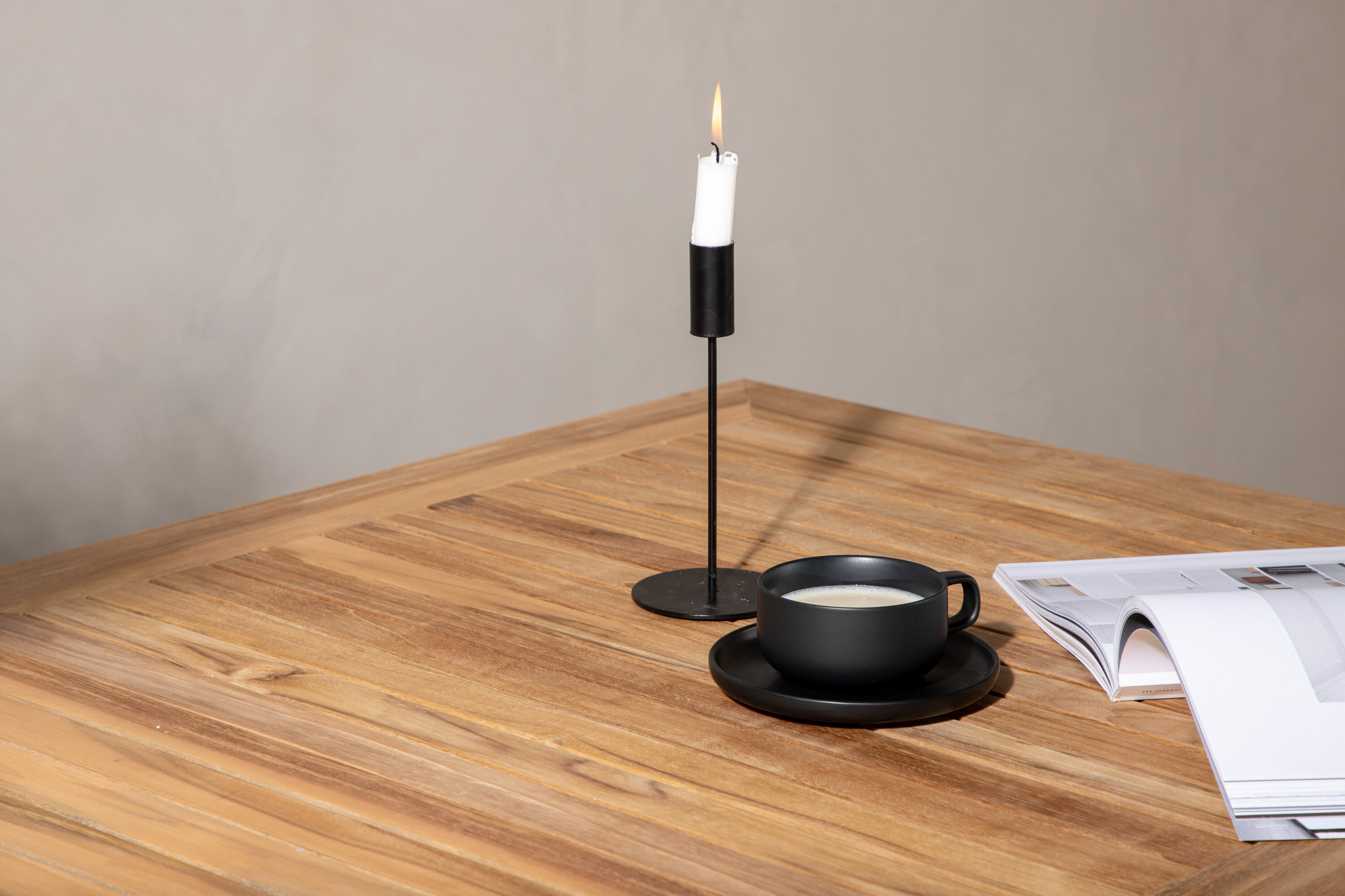 Panama table à manger rectangulaire noir, naturel 152 x 90 cm en situation dans une pièce décorée
