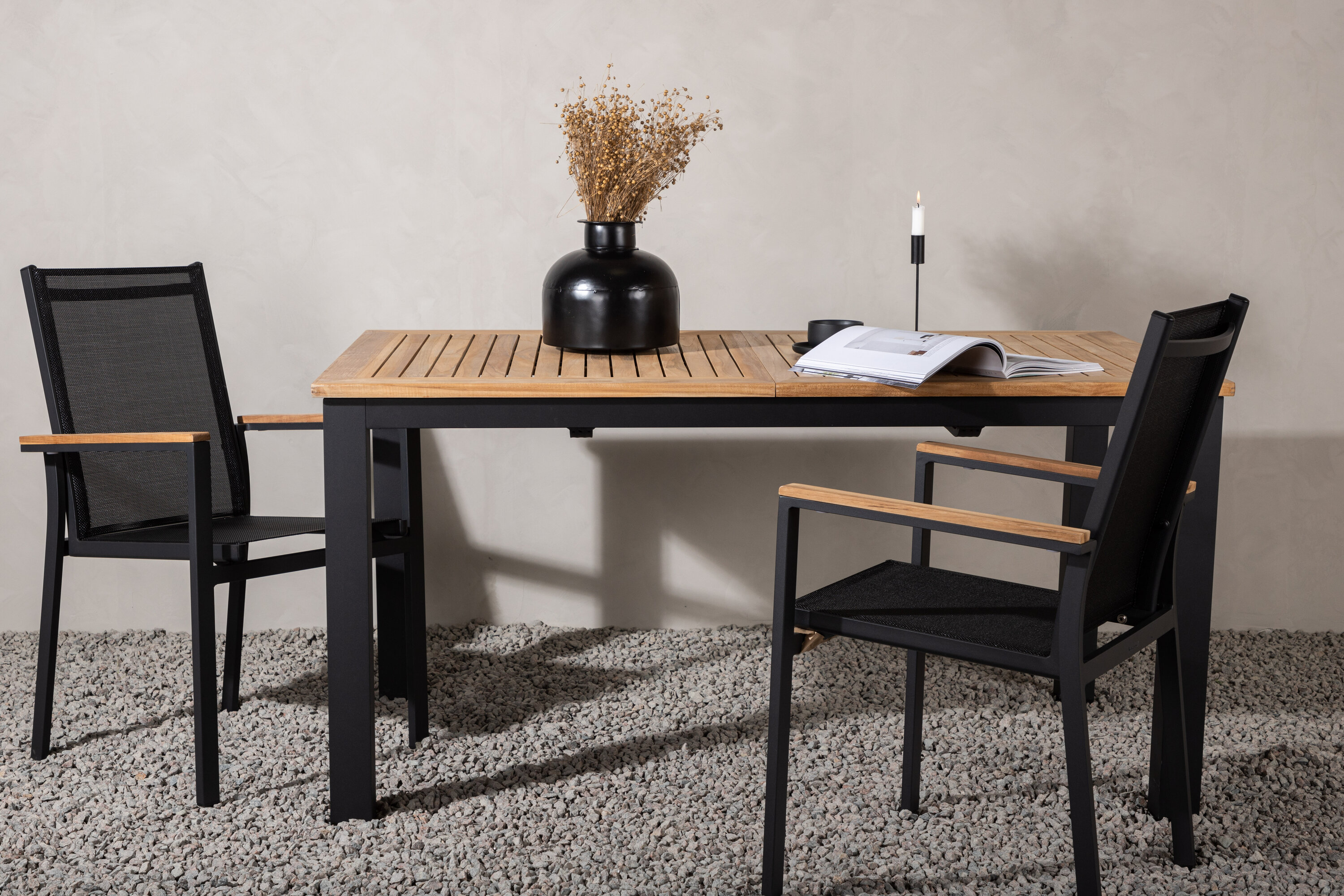 Panama table à manger rectangulaire noir, naturel 152 x 90 cm en situation dans une pièce décorée
