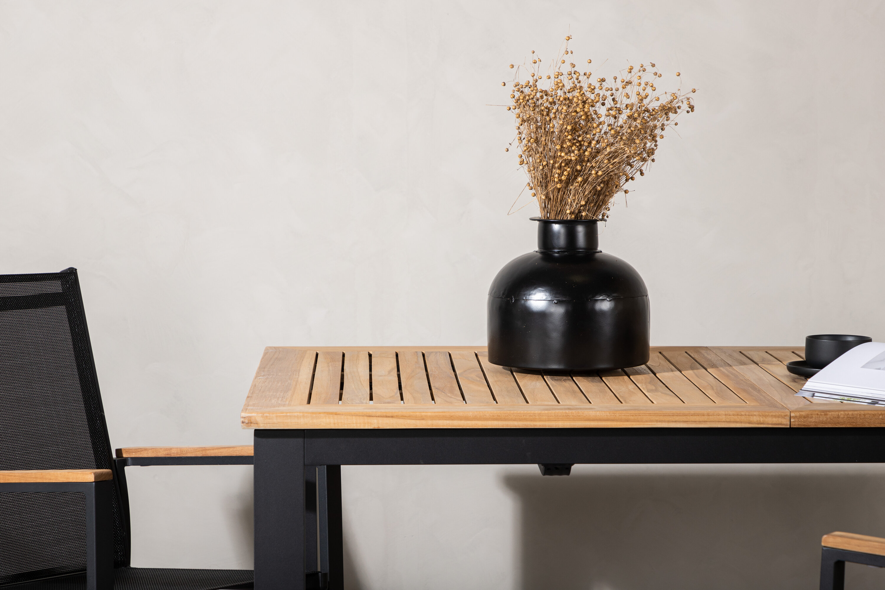 Panama table à manger rectangulaire noir, naturel 152 x 90 cm en situation dans une pièce décorée