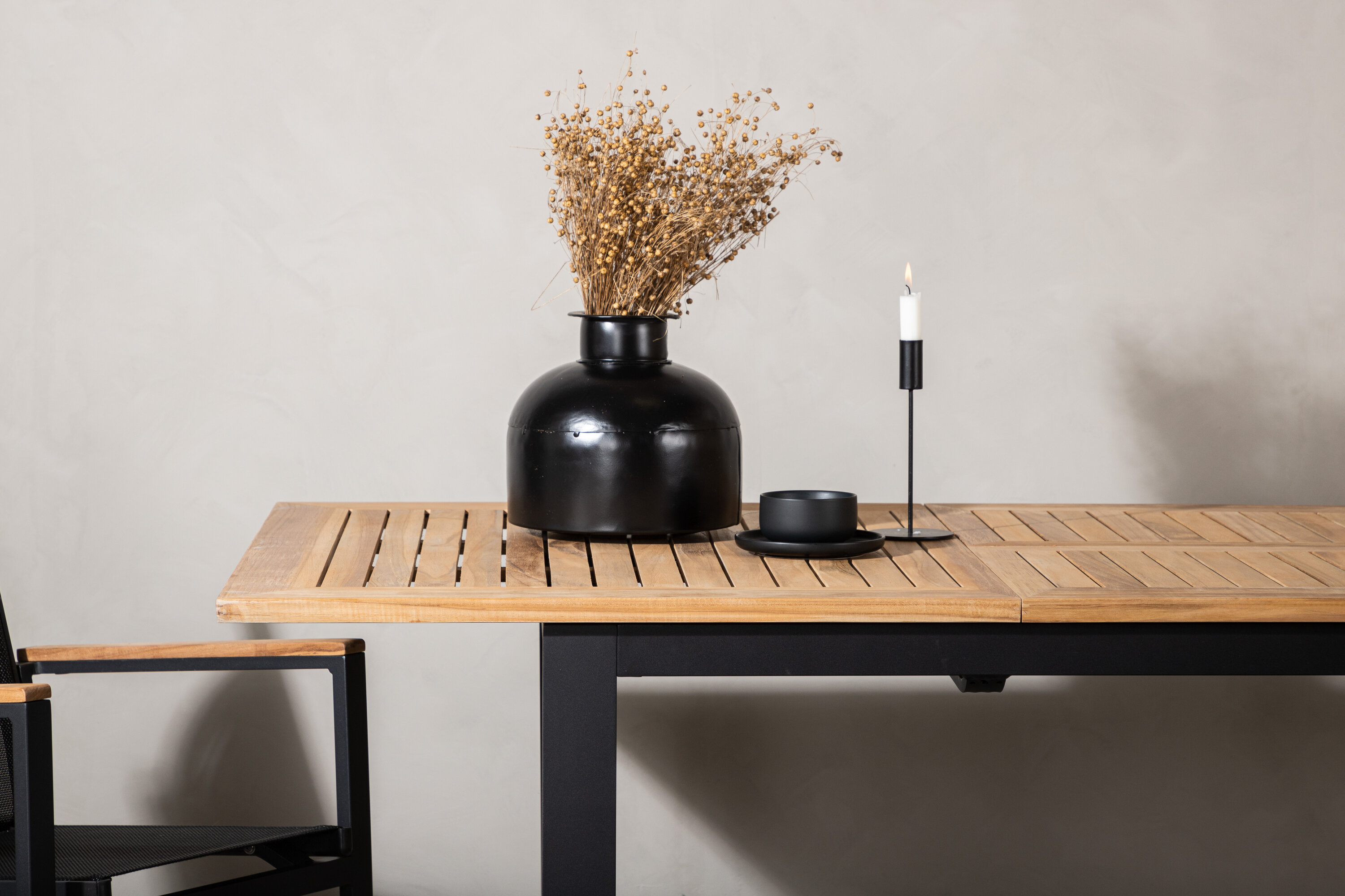 Panama table à manger rectangulaire noir, naturel 152 x 90 cm en situation dans une pièce décorée