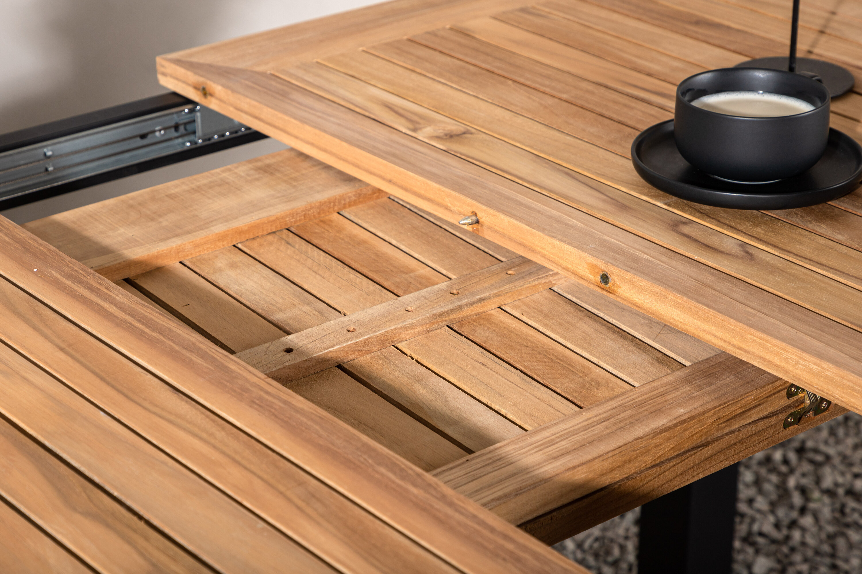 Panama table à manger rectangulaire noir, naturel 152 x 90 cm en situation dans une pièce décorée