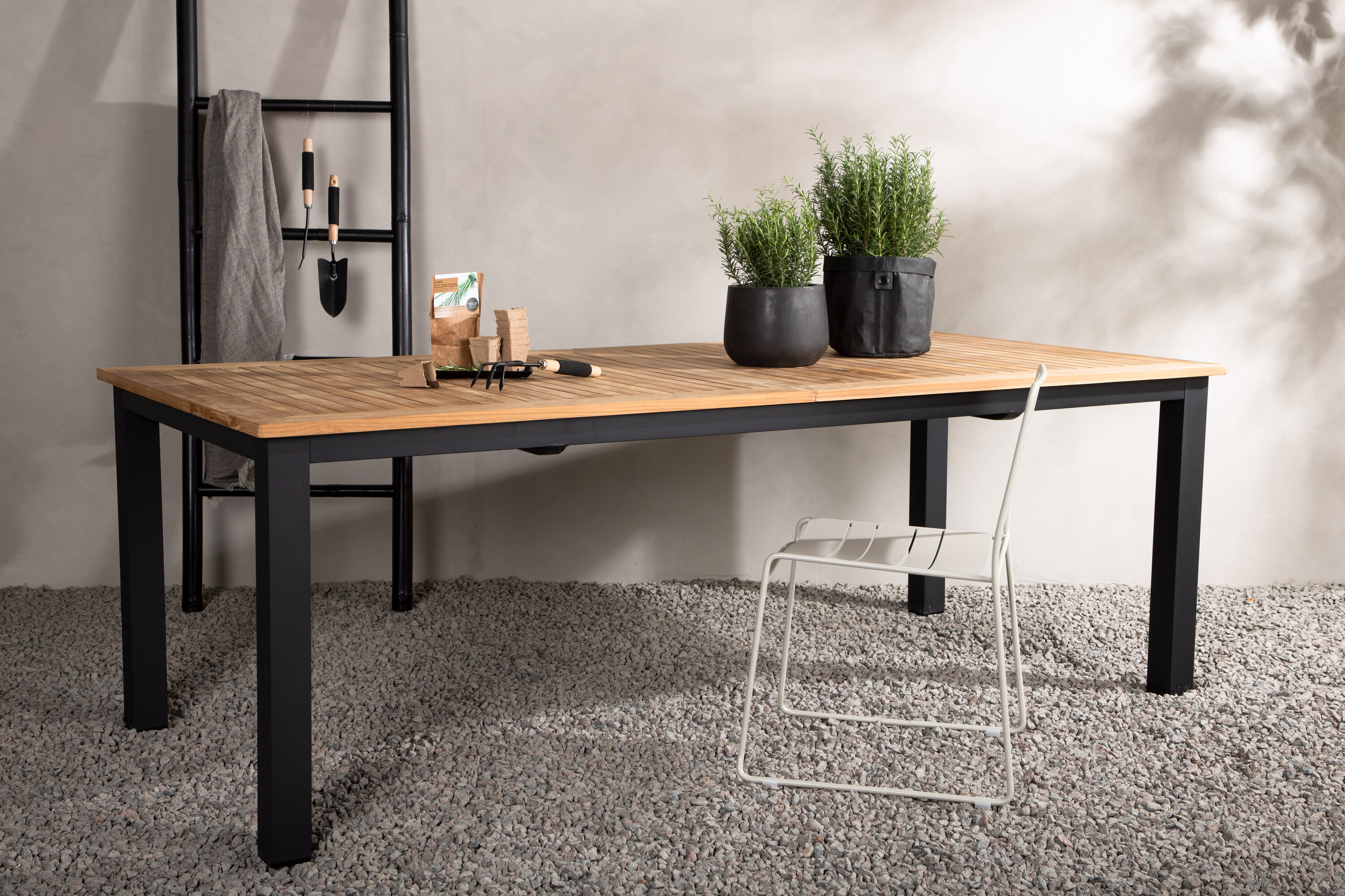 Panama table à manger rectangulaire noir, naturel 224 x 100 cm en situation dans une pièce décorée