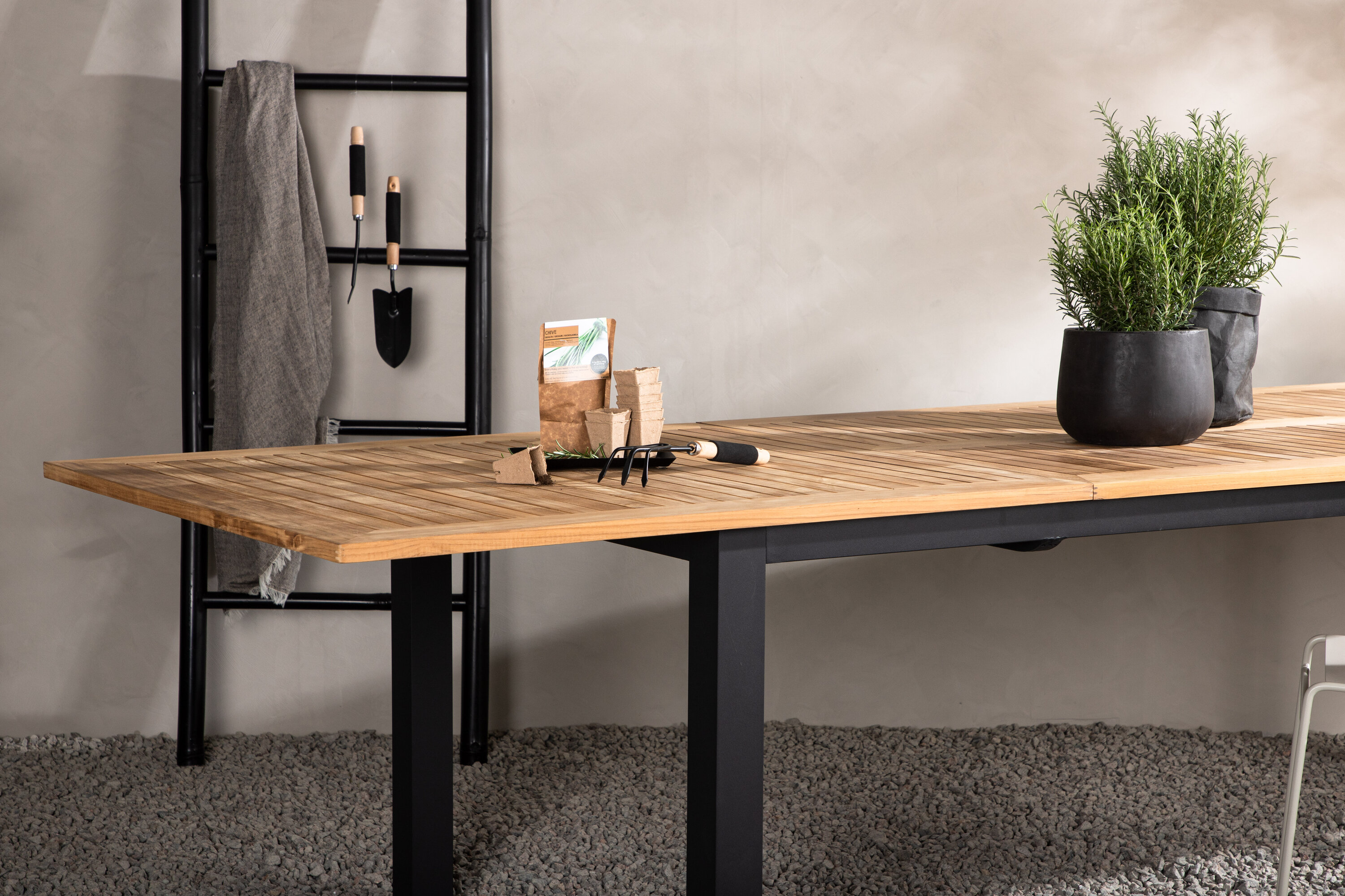 Panama table à manger rectangulaire noir, naturel 224 x 100 cm en situation dans une pièce décorée