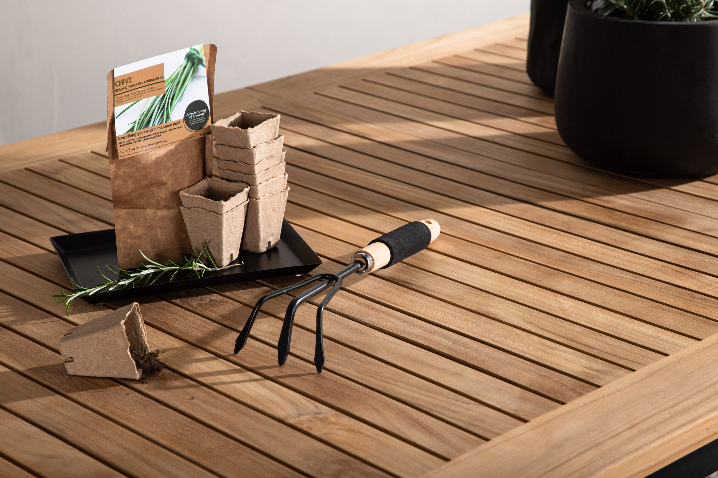 Panama table à manger rectangulaire noir, naturel 224 x 100 cm en situation dans une pièce décorée