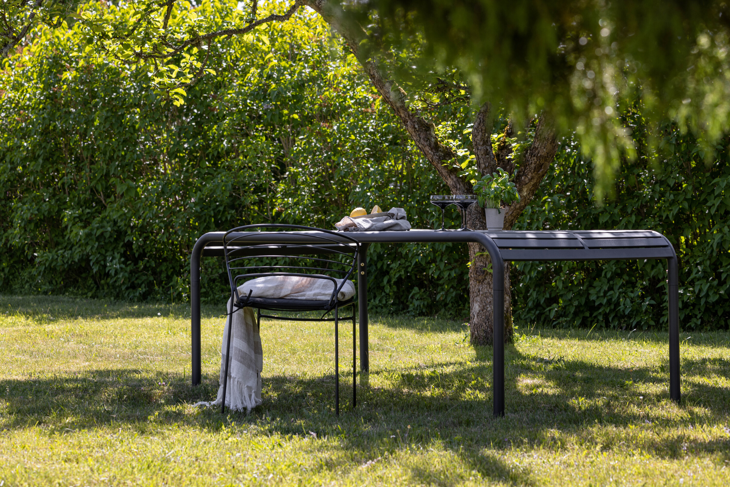 Borneo table à manger rectangulaire noir 200 x 100 cm en situation dans une pièce décorée