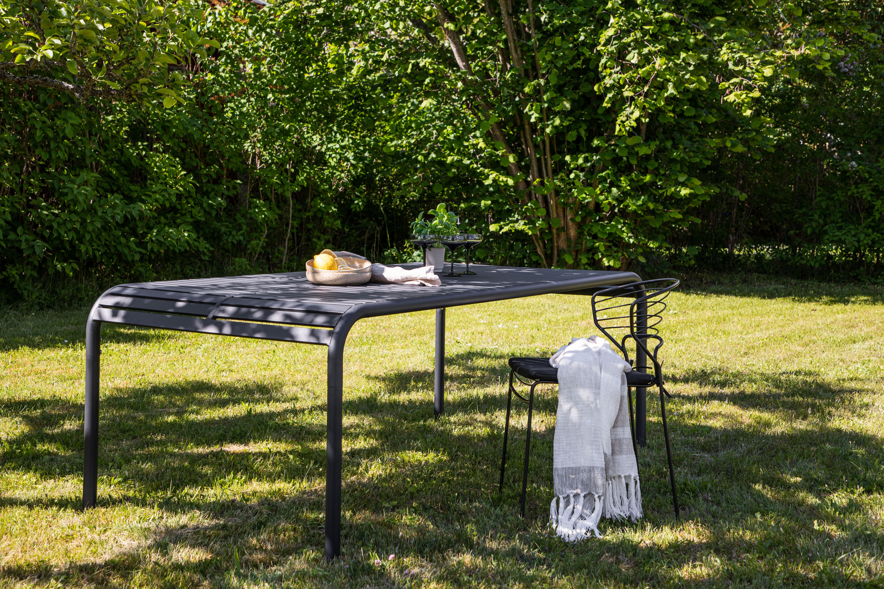 Borneo table à manger rectangulaire noir 200 x 100 cm en situation dans une pièce décorée