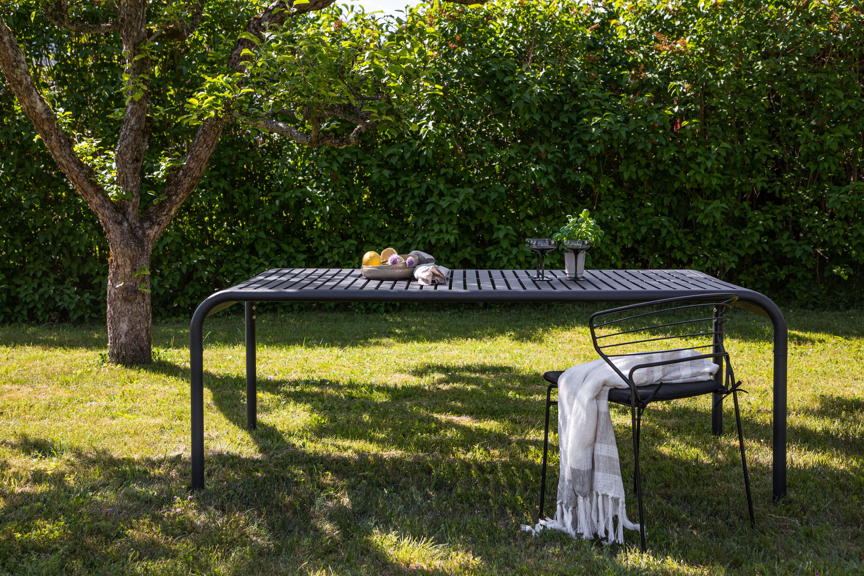 Borneo table à manger rectangulaire noir 200 x 100 cm en situation dans une pièce décorée