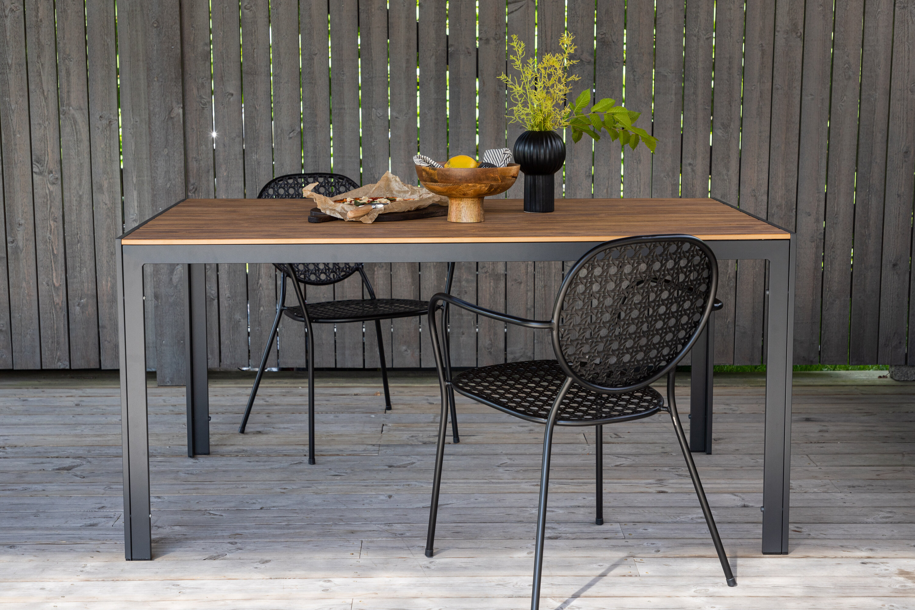 Break table à manger rectangulaire noir, naturel 150 x 90 cm en situation dans une pièce décorée