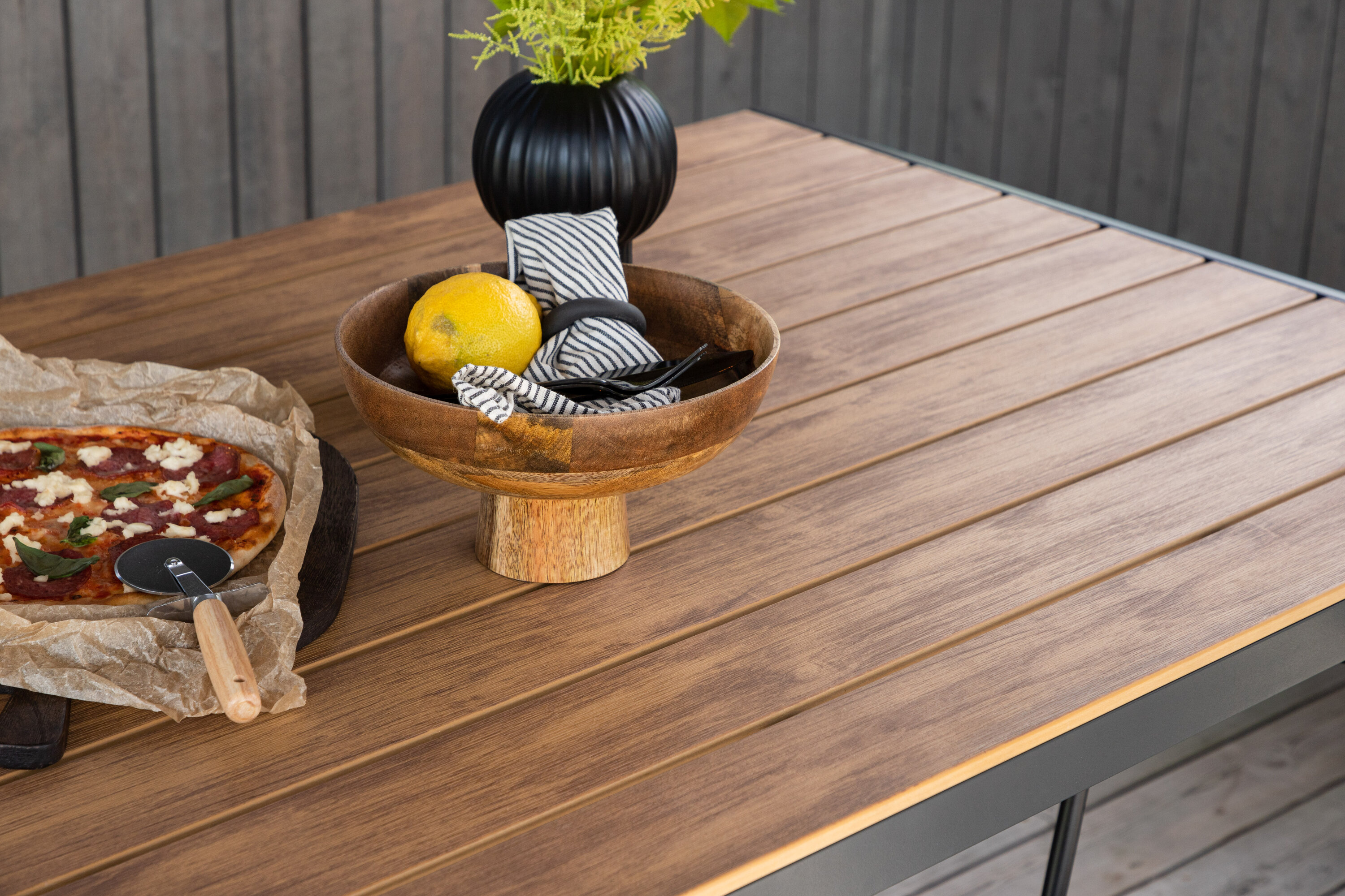 Break table à manger rectangulaire noir, naturel 150 x 90 cm en situation dans une pièce décorée