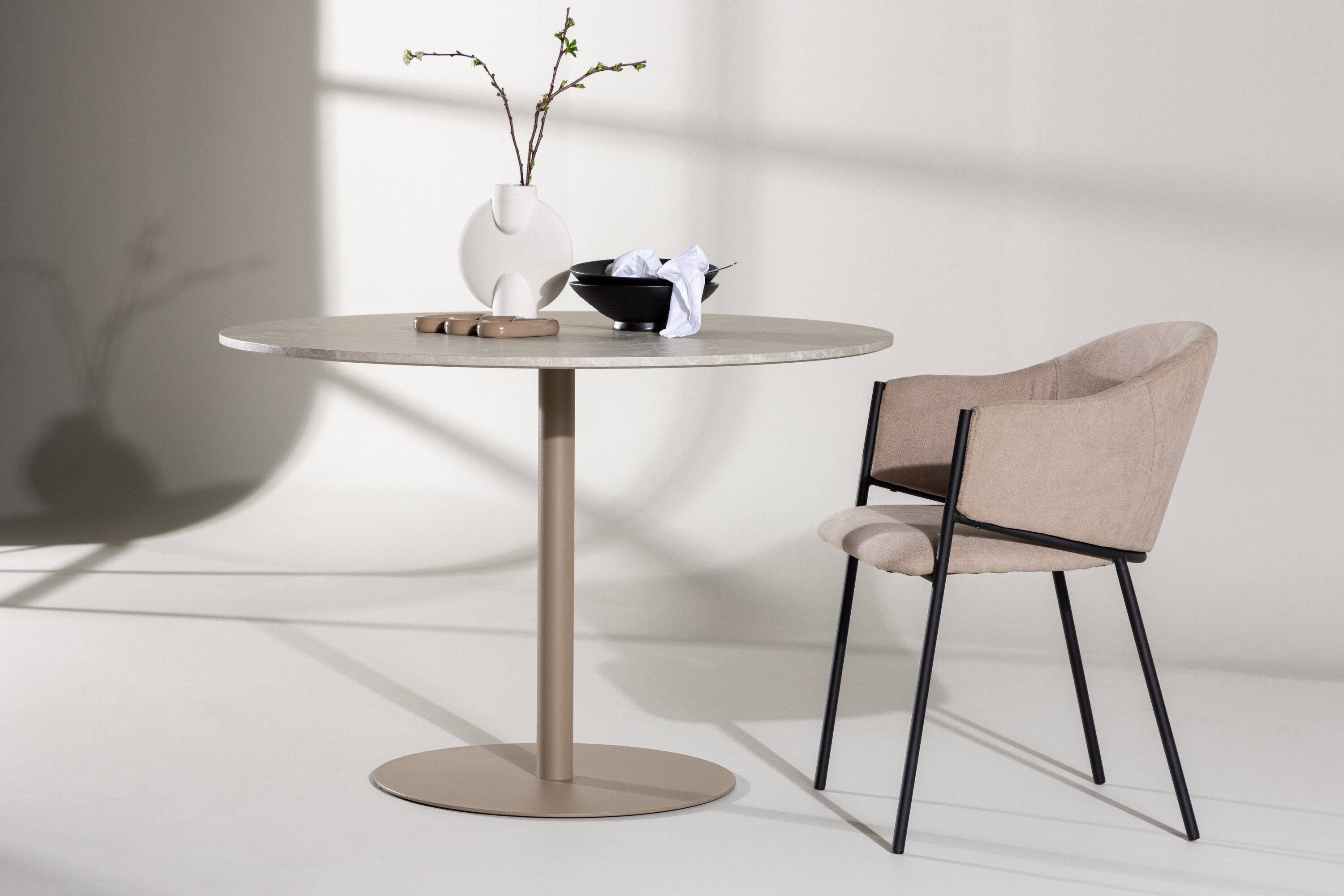 Lycke table à manger ronde beige ⌀110 cm en situation dans une pièce décorée