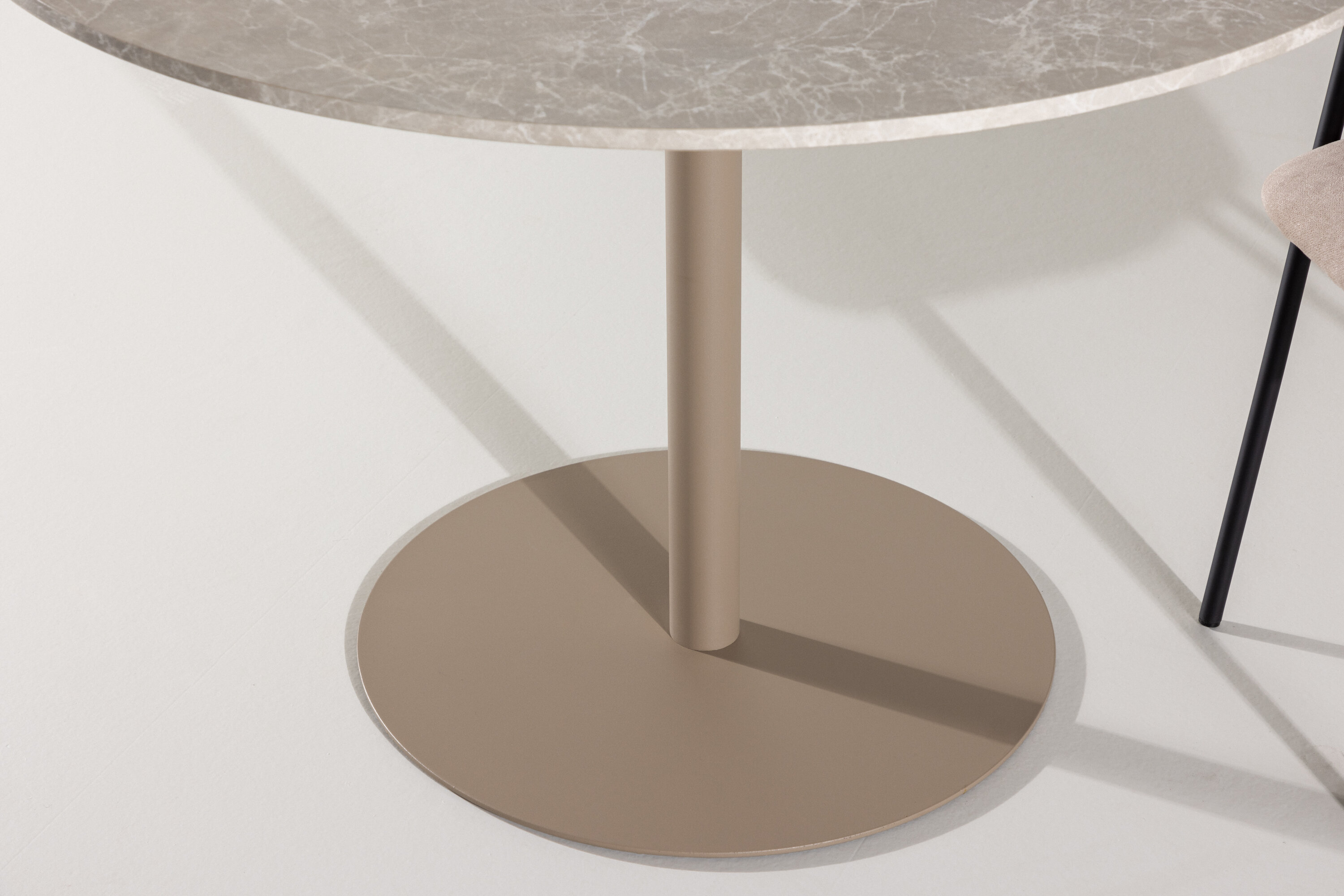 Lycke table à manger ronde beige ⌀110 cm en situation dans une pièce décorée