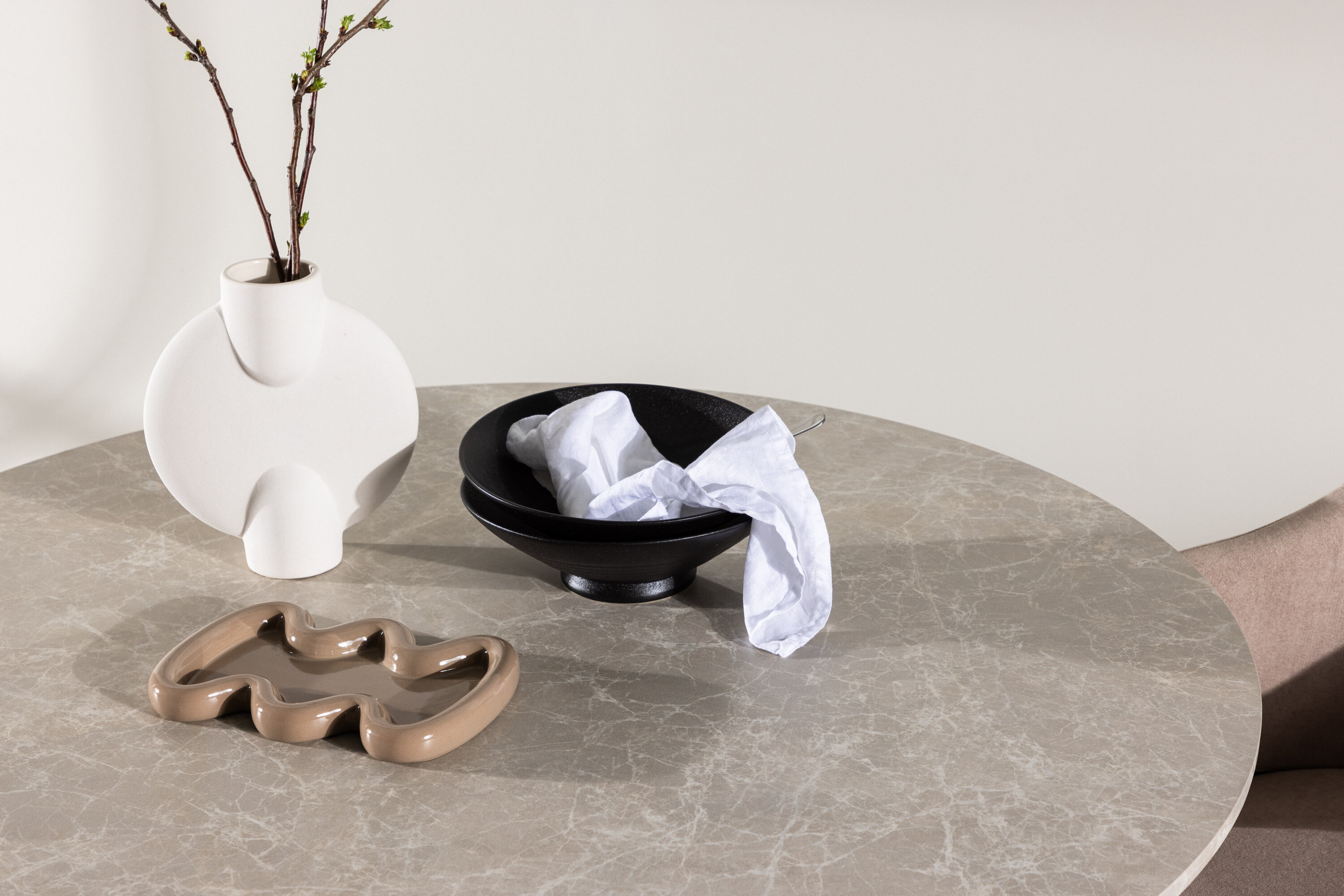 Lycke table à manger ronde beige ⌀110 cm en situation dans une pièce décorée