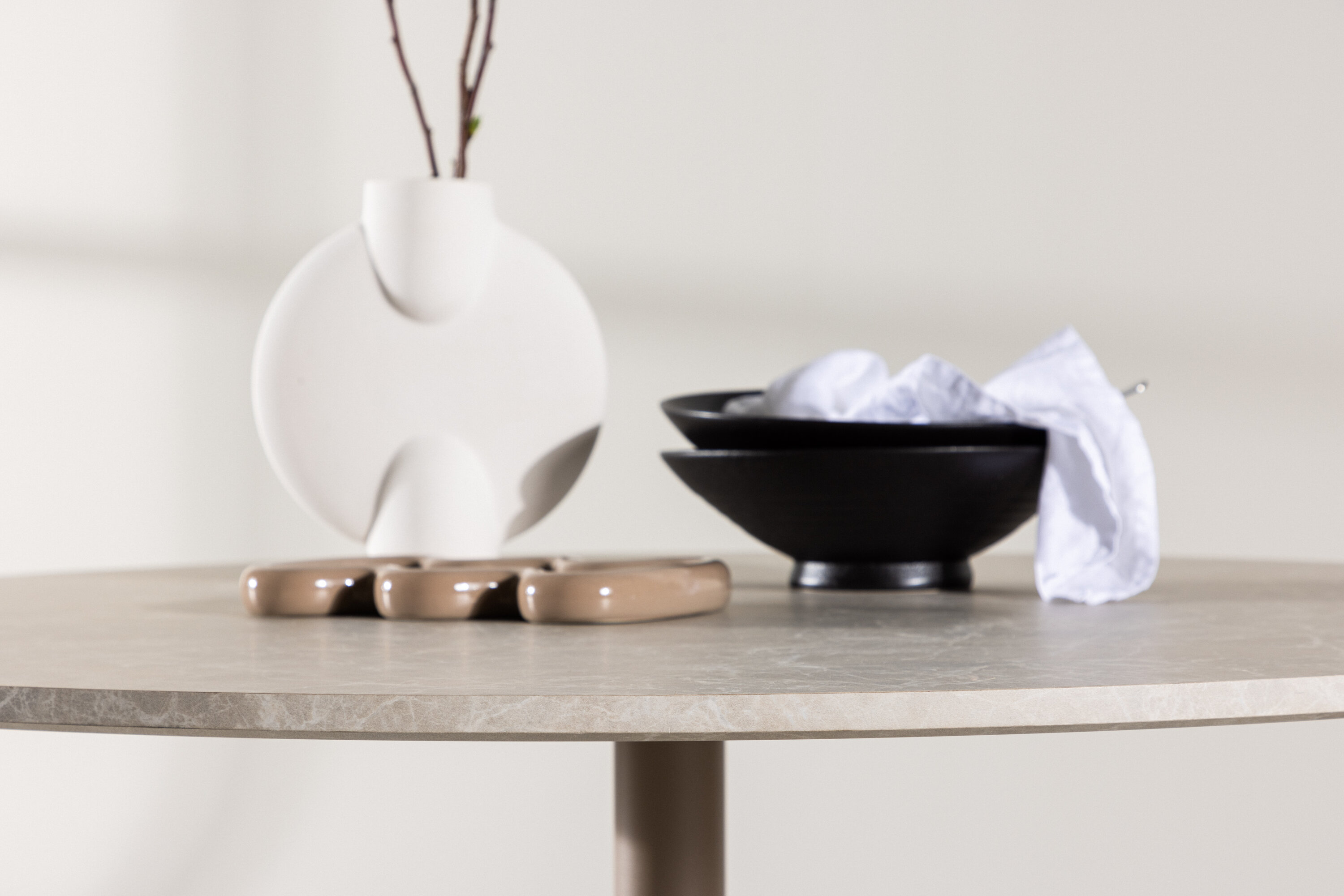 Lycke table à manger ronde beige ⌀110 cm en situation dans une pièce décorée