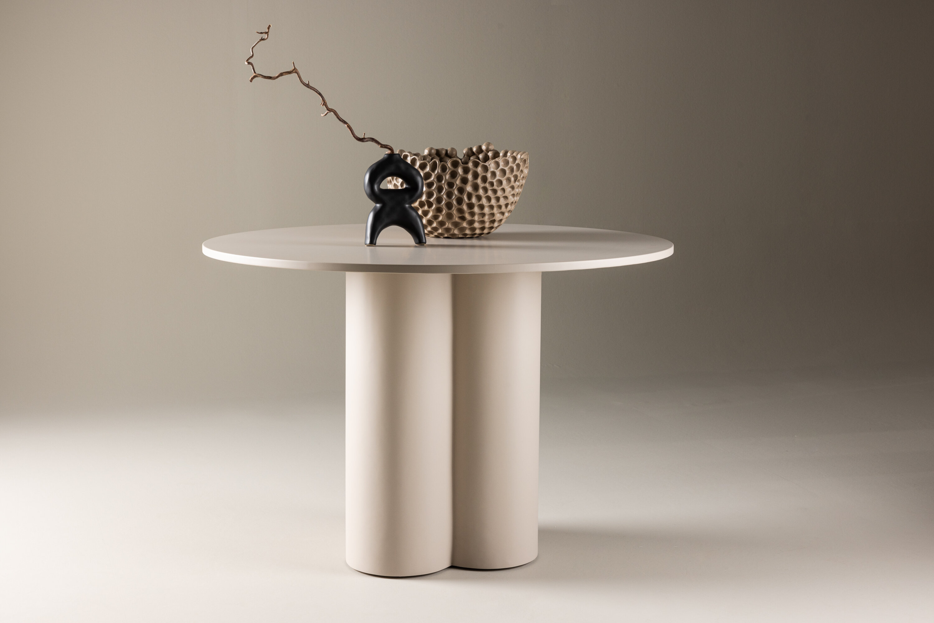 Olivia table à manger ronde beige ⌀110 cm en situation dans une pièce décorée