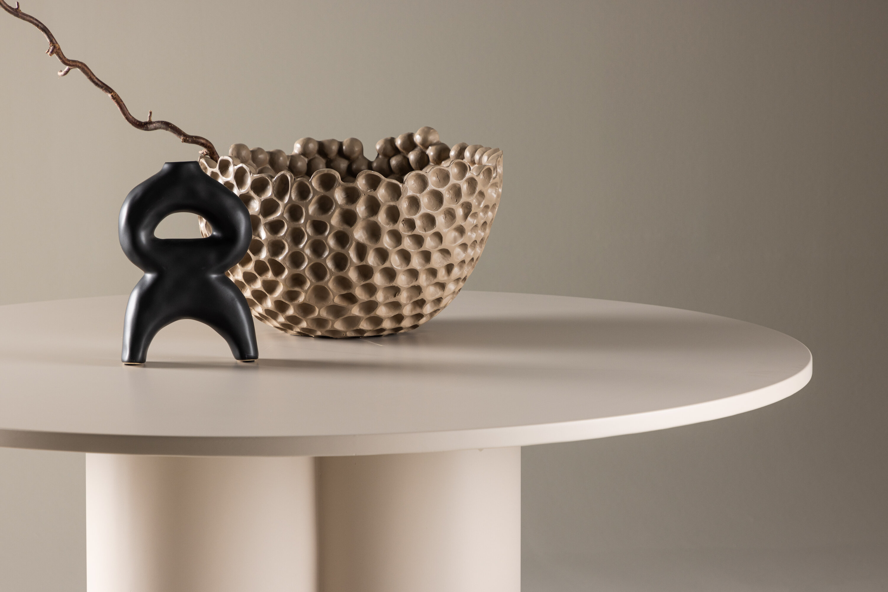 Olivia table à manger ronde beige ⌀110 cm en situation dans une pièce décorée
