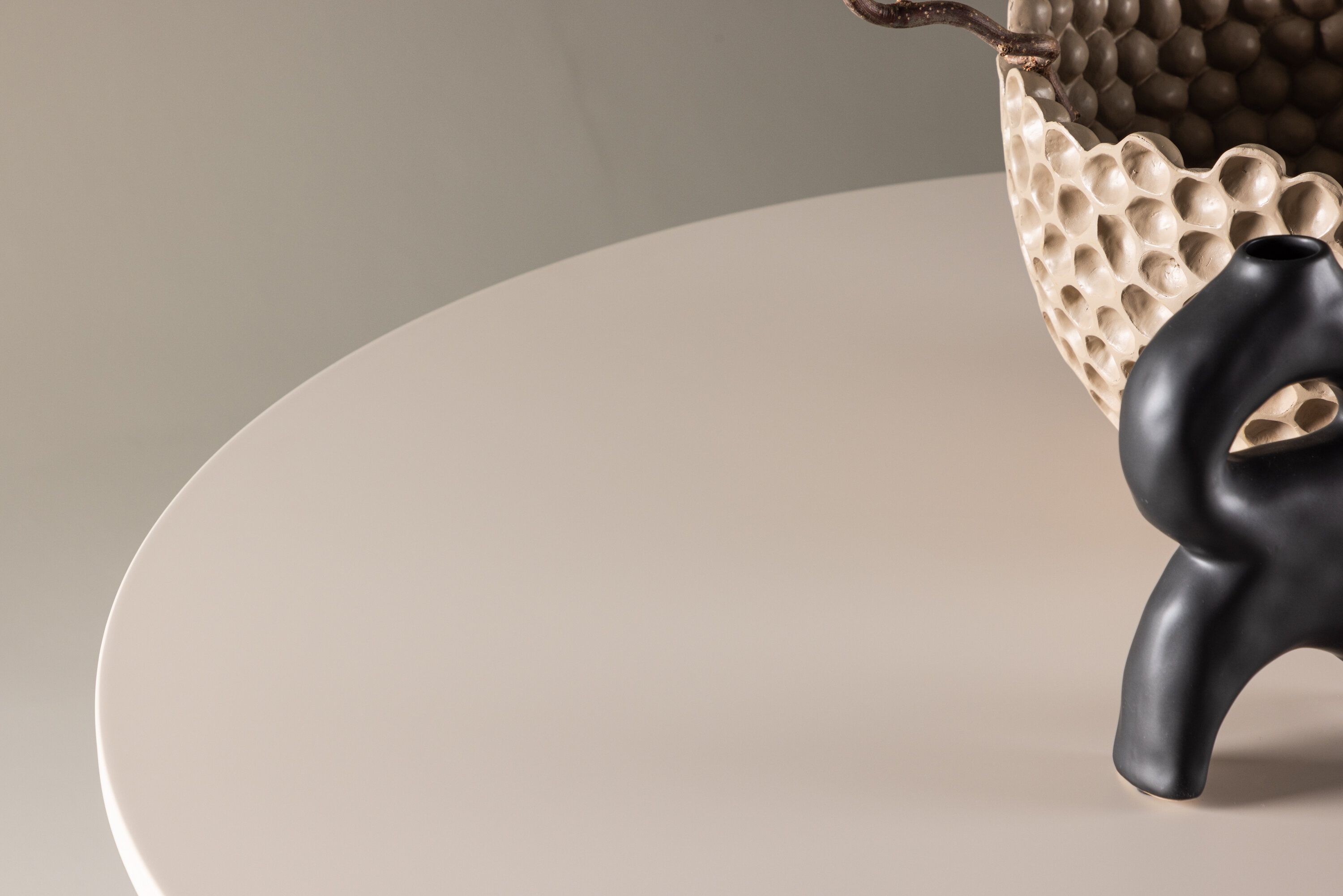 Olivia table à manger ronde beige ⌀110 cm en situation dans une pièce décorée