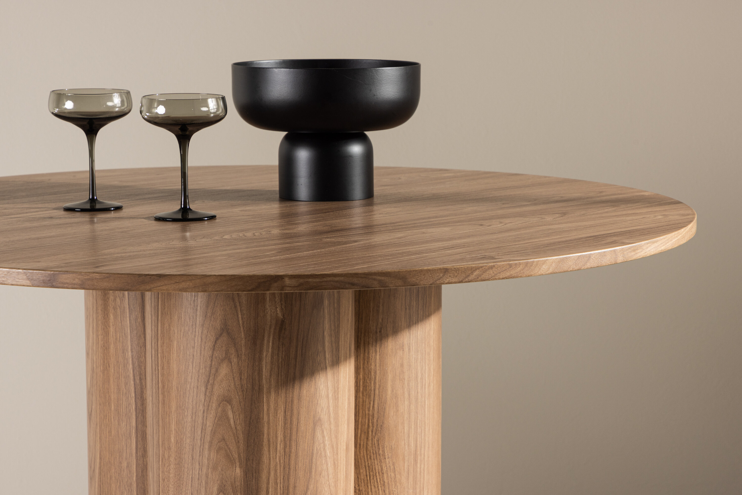 Olivia table à manger ronde marron ⌀110 cm en situation dans une pièce décorée