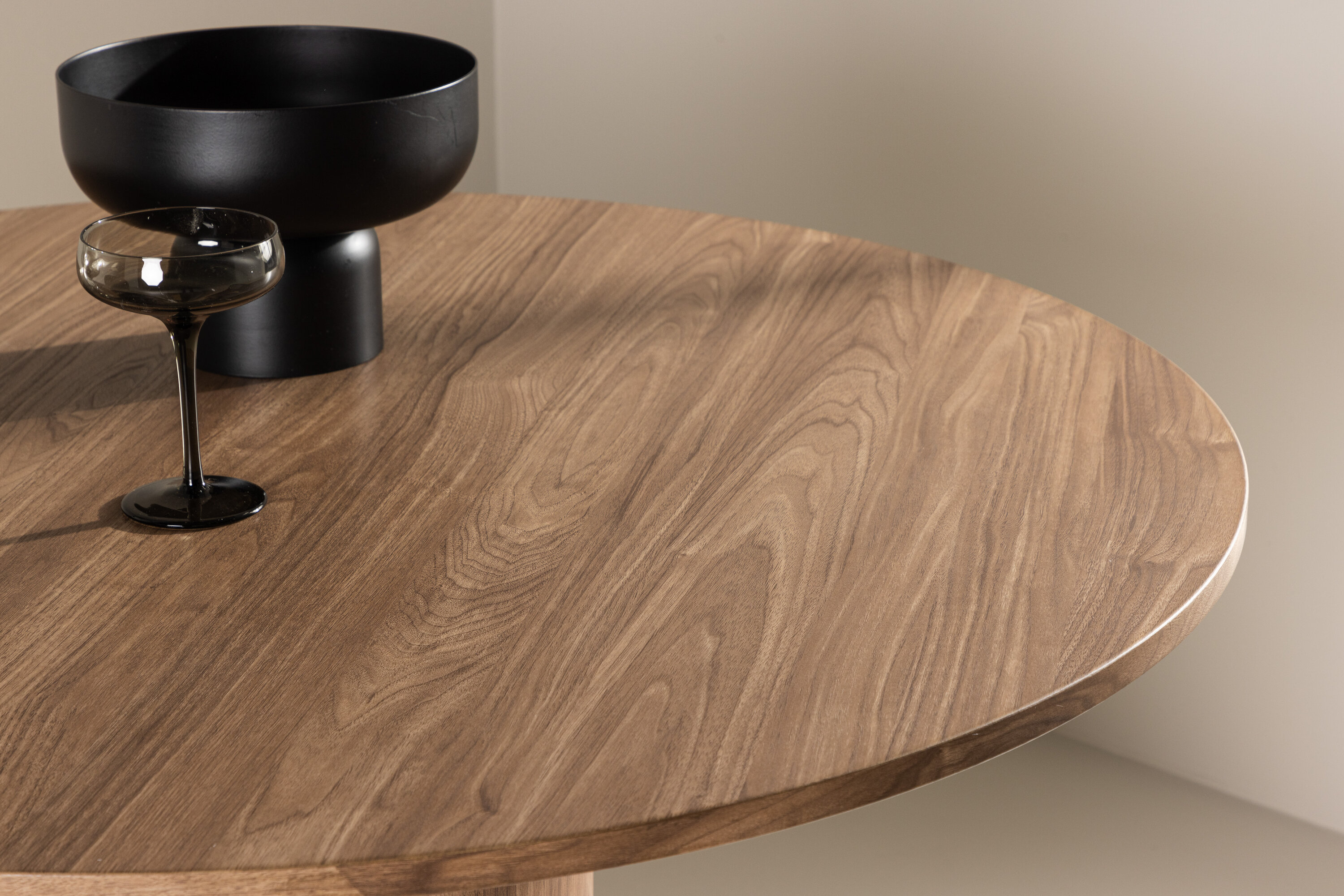 Olivia table à manger ronde marron ⌀110 cm en situation dans une pièce décorée