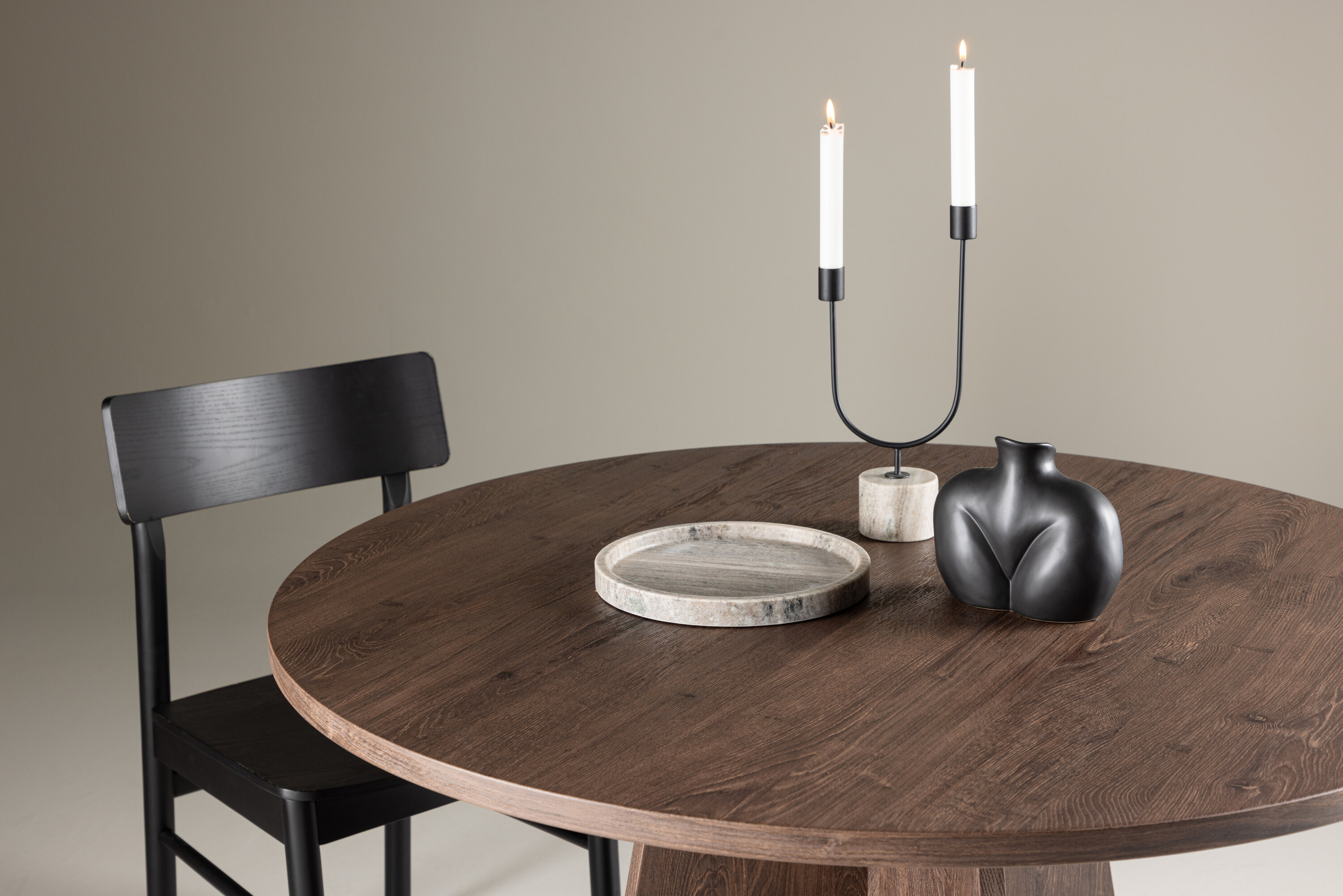 Bootcut table à manger ronde moka ⌀110 cm en situation dans une pièce décorée