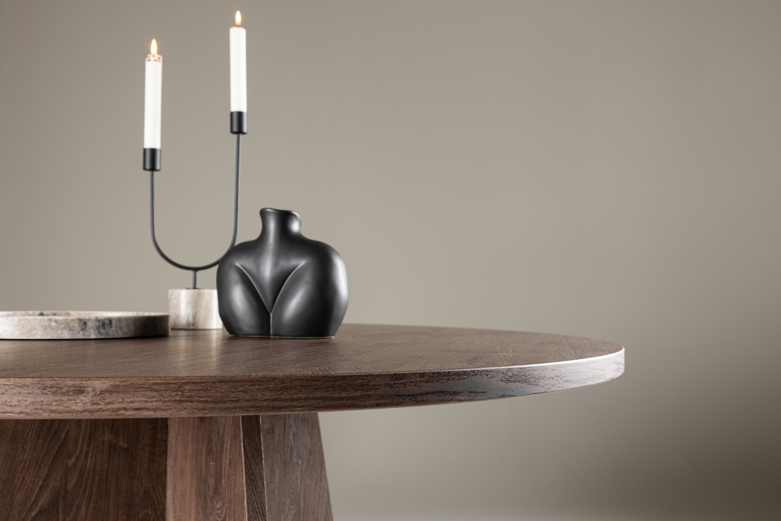 Bootcut table à manger ronde moka ⌀110 cm en situation dans une pièce décorée