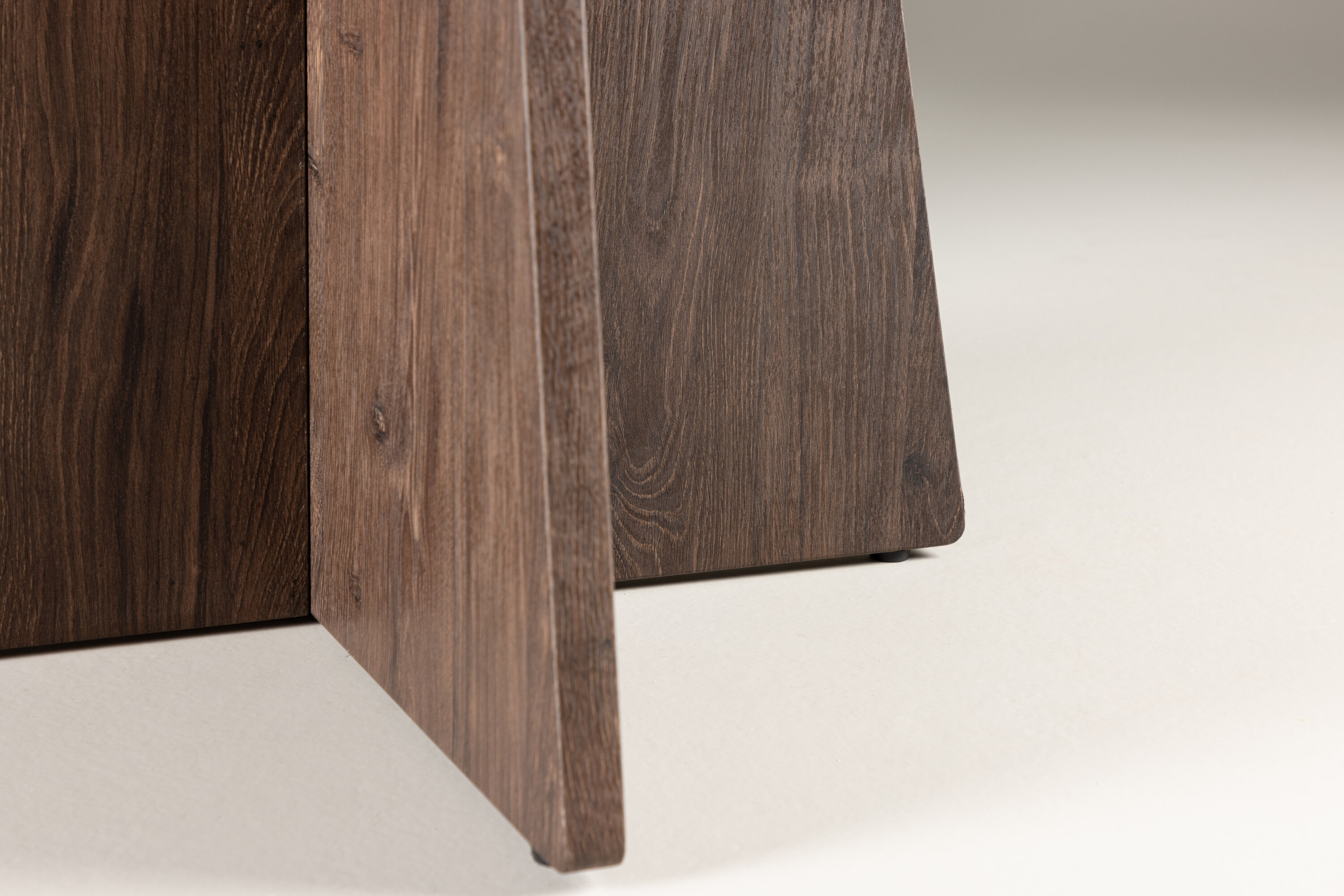 Bootcut table à manger ronde moka ⌀110 cm en situation dans une pièce décorée