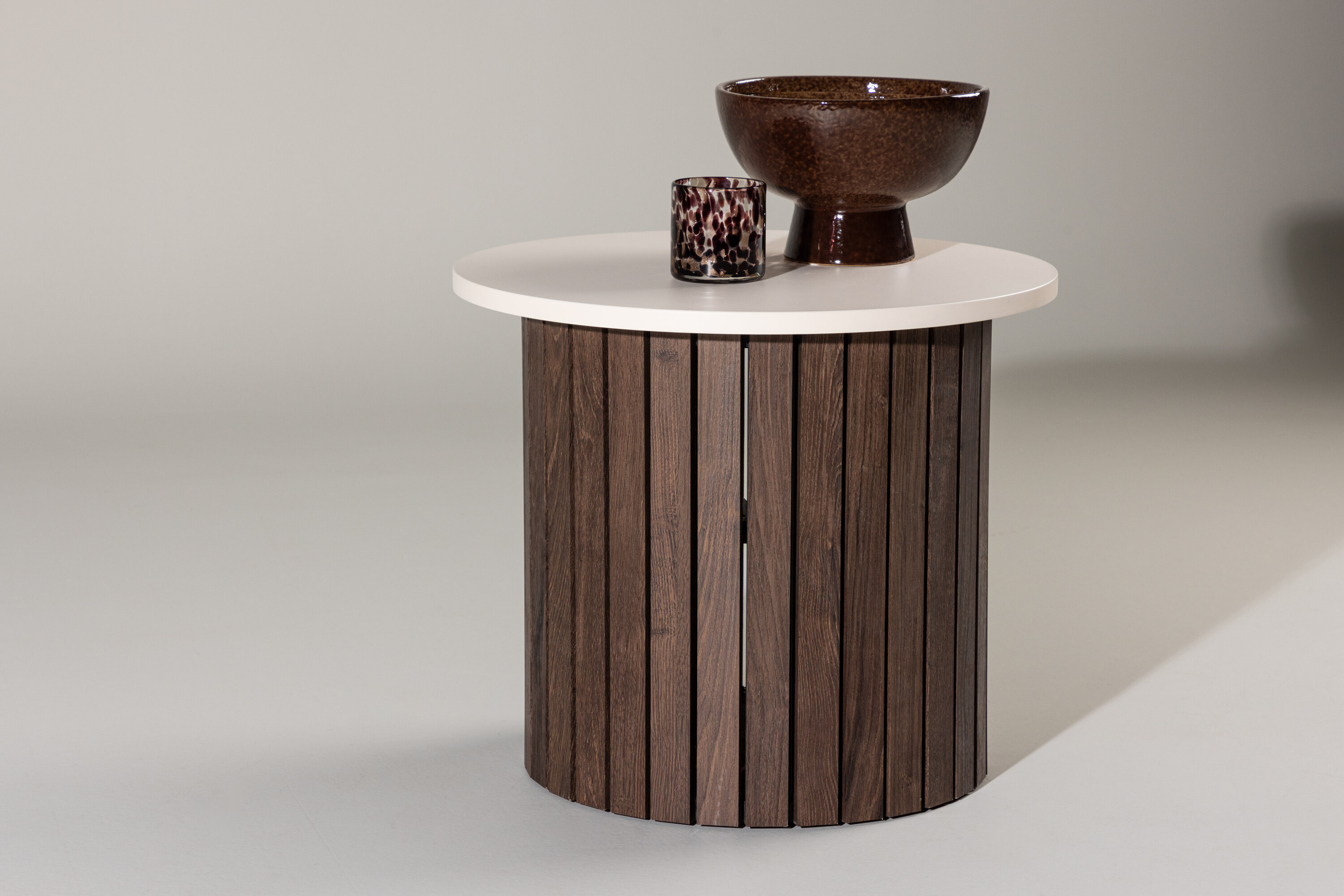 Visingsö table d'appoint beige, marron foncé ⌀52 cm en situation dans une pièce décorée